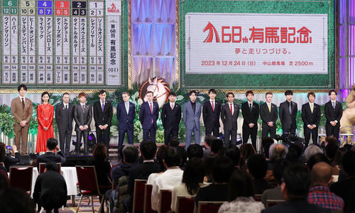 右から松山騎手、田辺騎手、横山和騎手、マーカンド騎手、石橋騎手、戸崎騎手、坂井騎手、横山武騎手、岩田望騎手、モリス騎手、ムーア騎手、ムルザバエフ騎手、池添騎手、ルメール騎手、見上愛、佐々木蔵之介（撮影・鈴木正人）