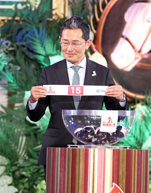 8枠15番を引いた尾関調教師（撮影・鈴木正人）