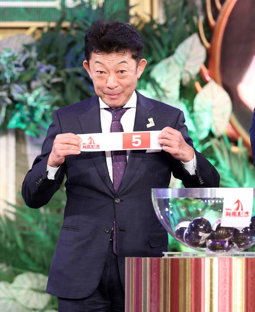 3枠5番を引いた友道調教師（撮影・鈴木正人）
