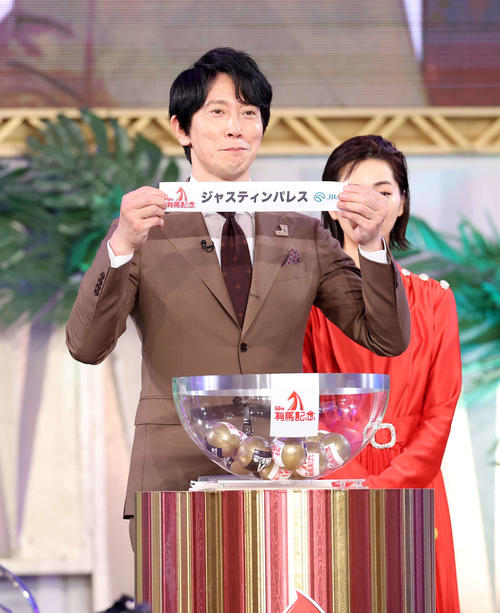 抽選ポットからジャスティンパレスを引いた佐々木蔵之介（撮影・鈴木正人）