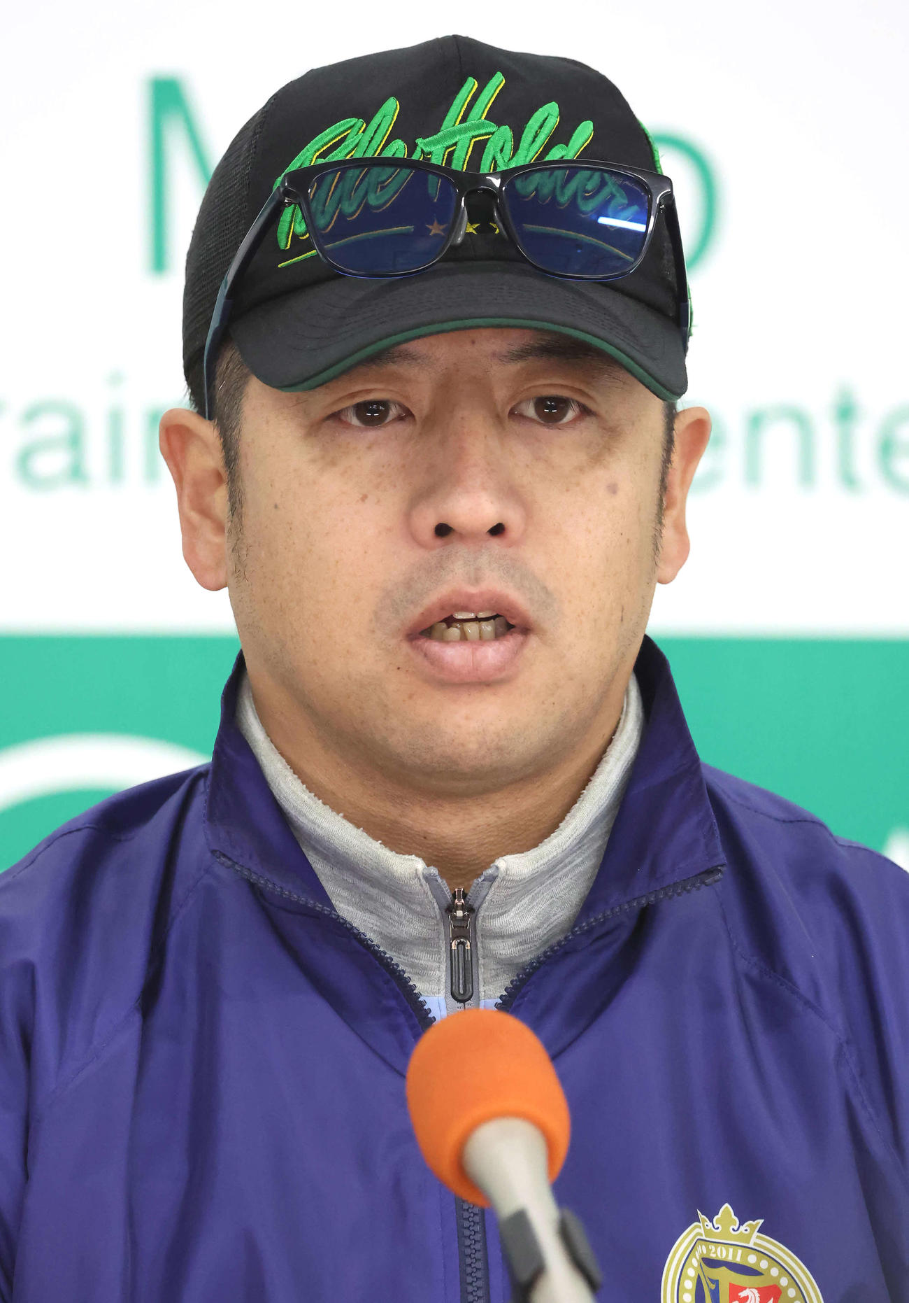 タイトルホルダーの追い切りを終えて記者会見する栗田師（撮影・丹羽敏通）