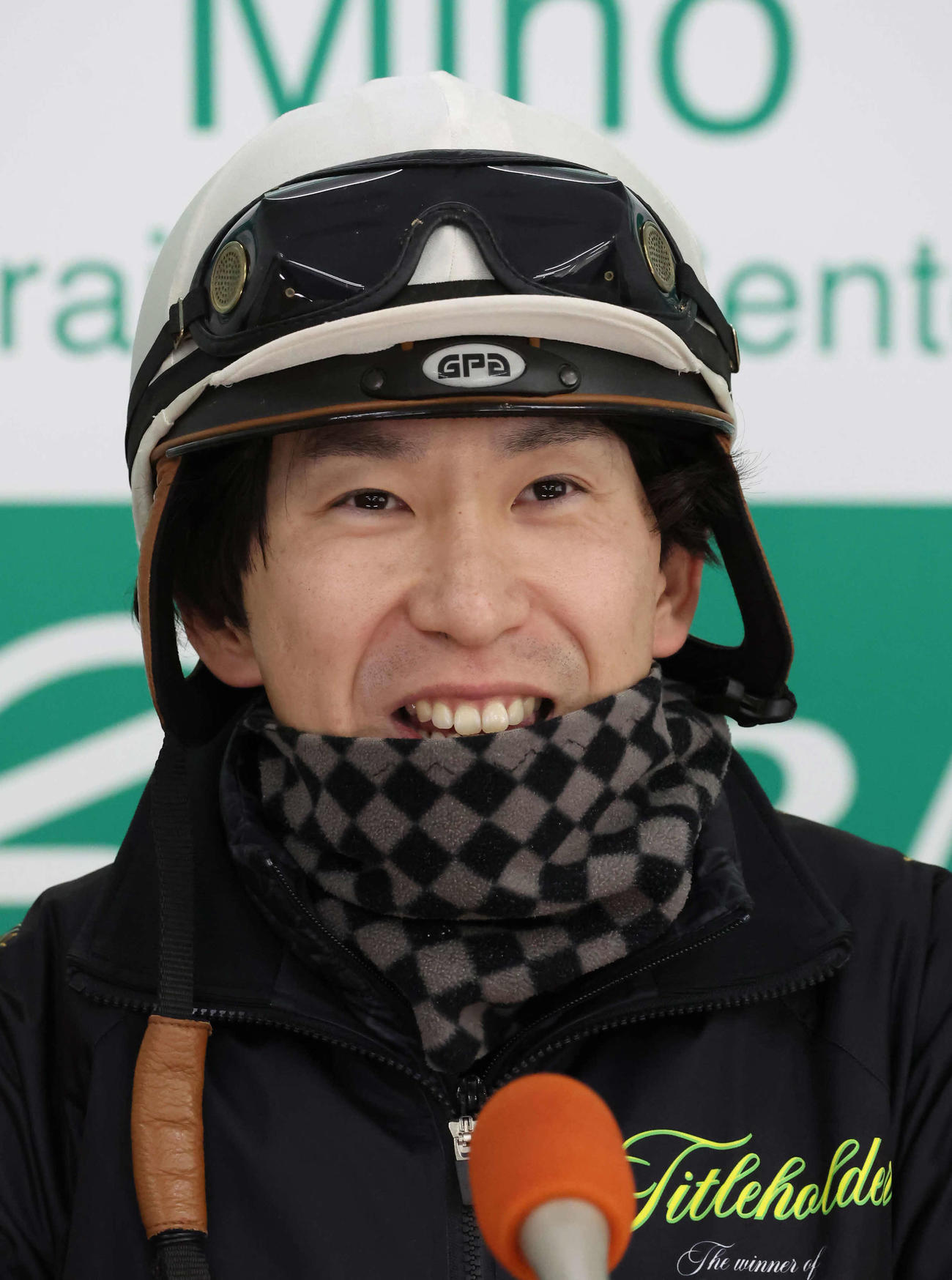 タイトルホルダーの追い切りを終えて記者会見する横山和騎手（撮影・丹羽敏通）