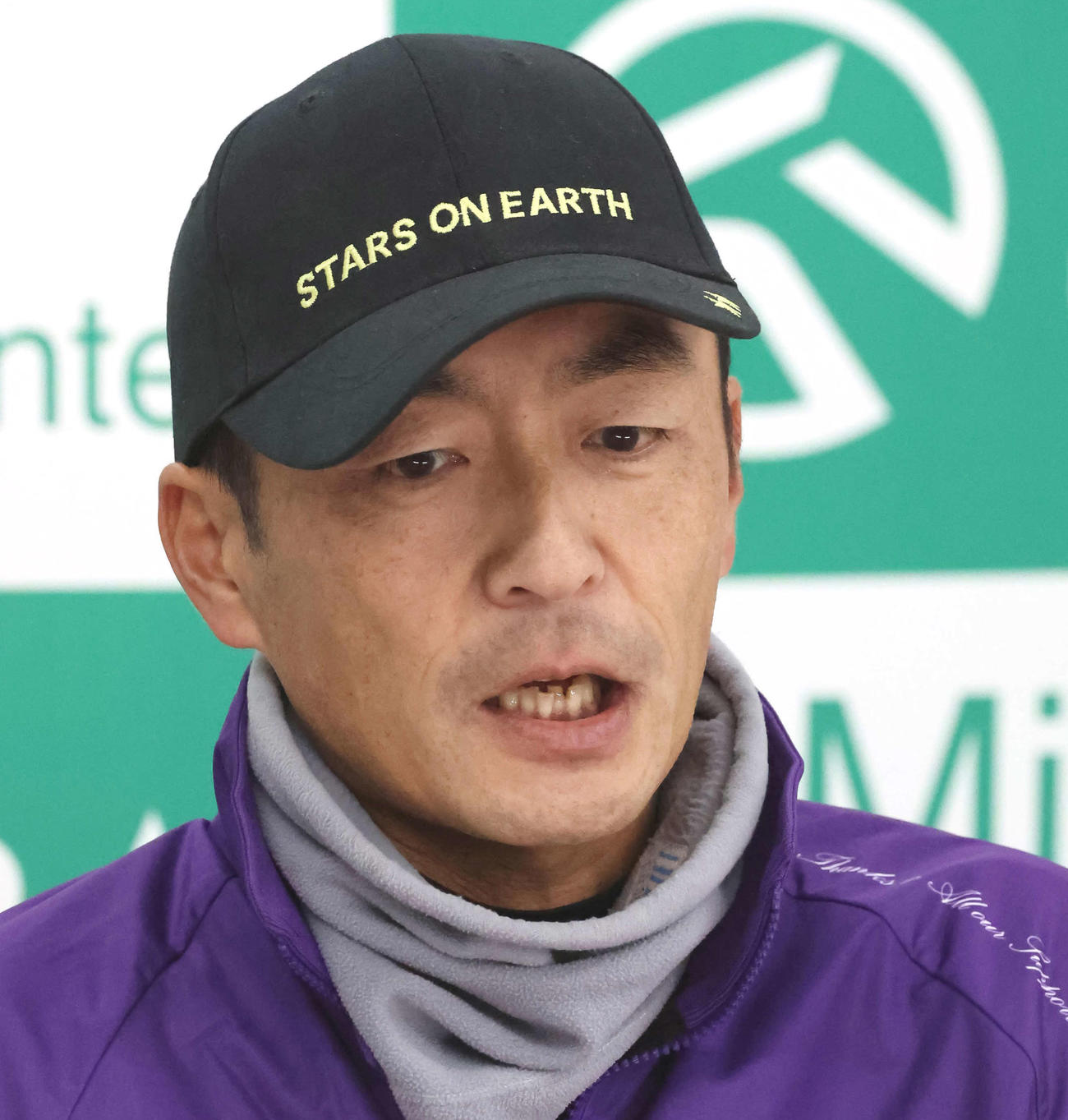スターズオンアースの追い切りを終えて記者会見する高柳瑞師（撮影・丹羽敏通）
