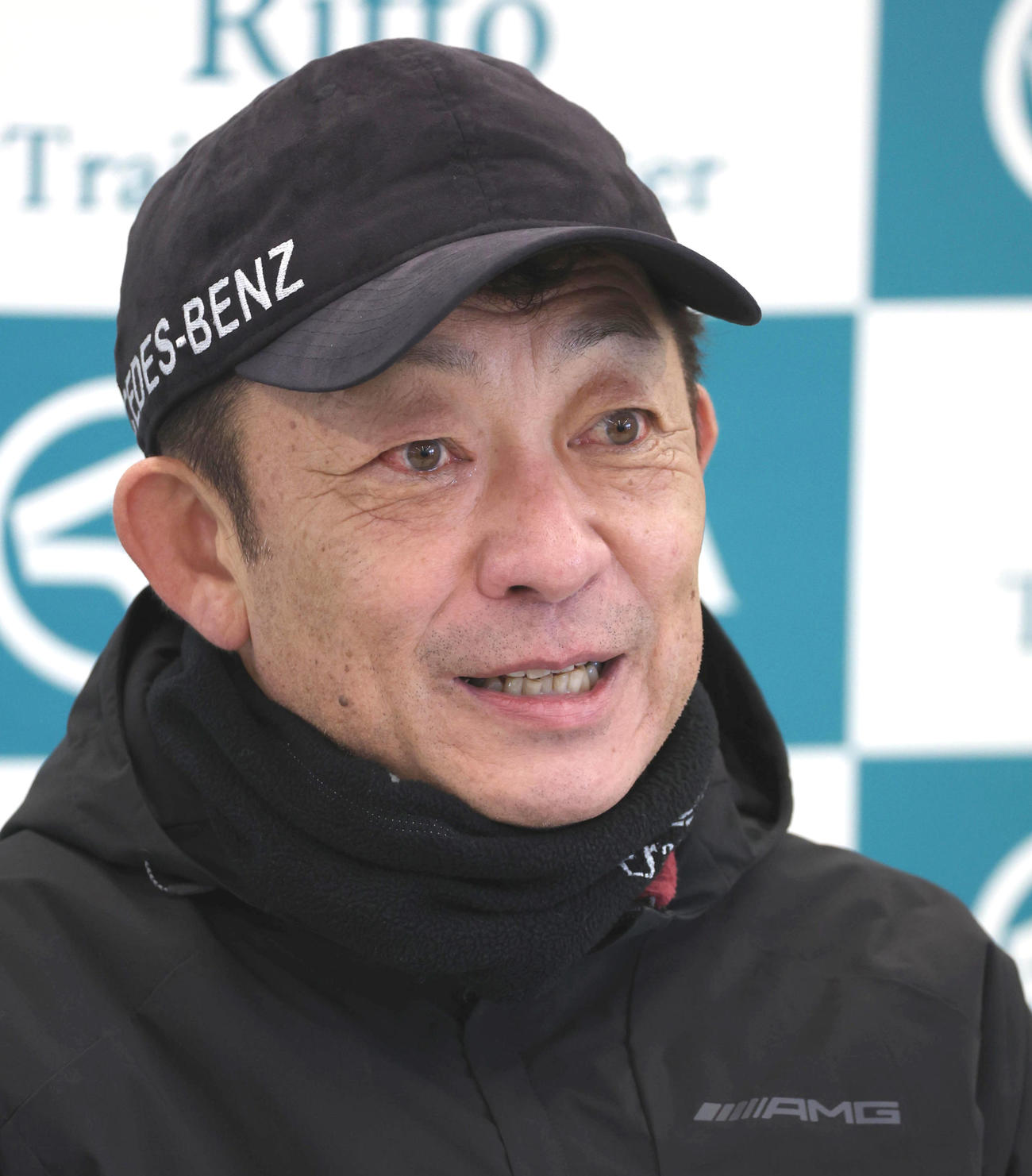 有馬記念の共同会見で笑顔見せる友道師（撮影・白石智彦）