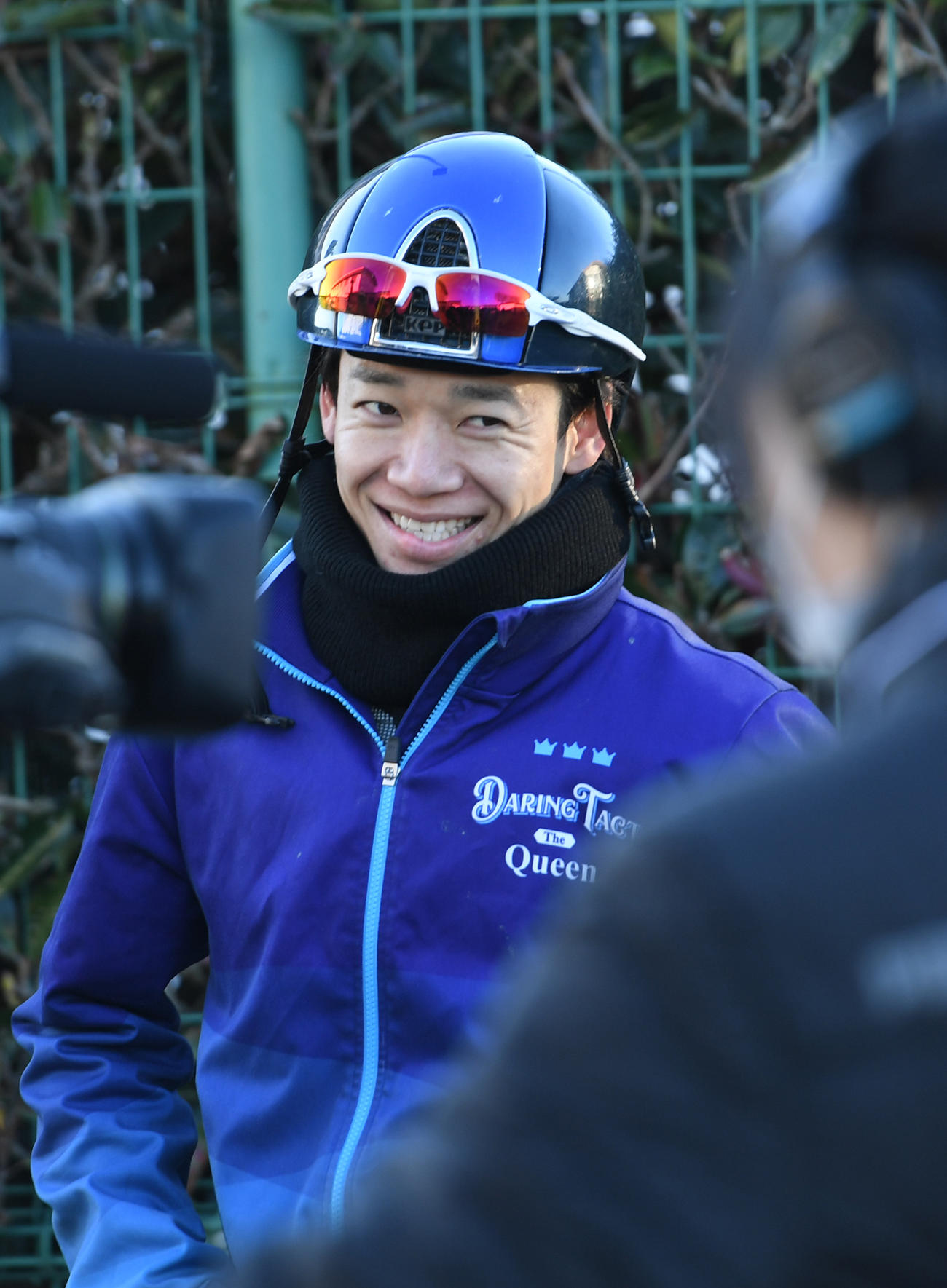 シャフリヤールの追い切りの後、報道陣の質問に答える松山騎手（撮影・柴田隆二）