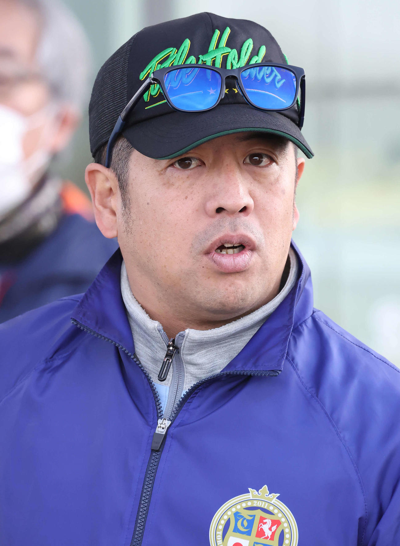 タイトルホルダーを管理する栗田師（撮影・丹羽敏通）