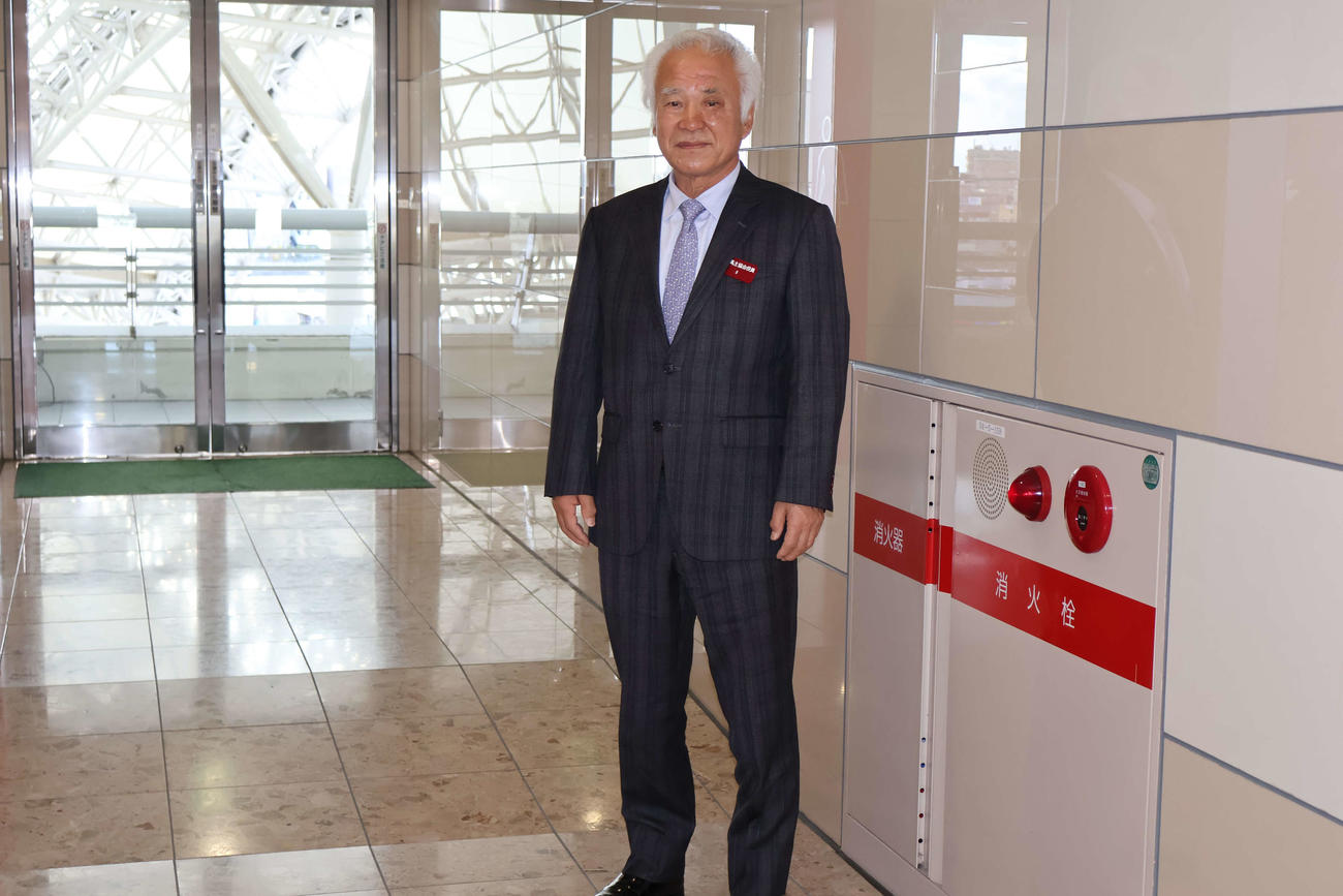 有馬記念のインタビューに応じたキャロットファーム秋田社長
