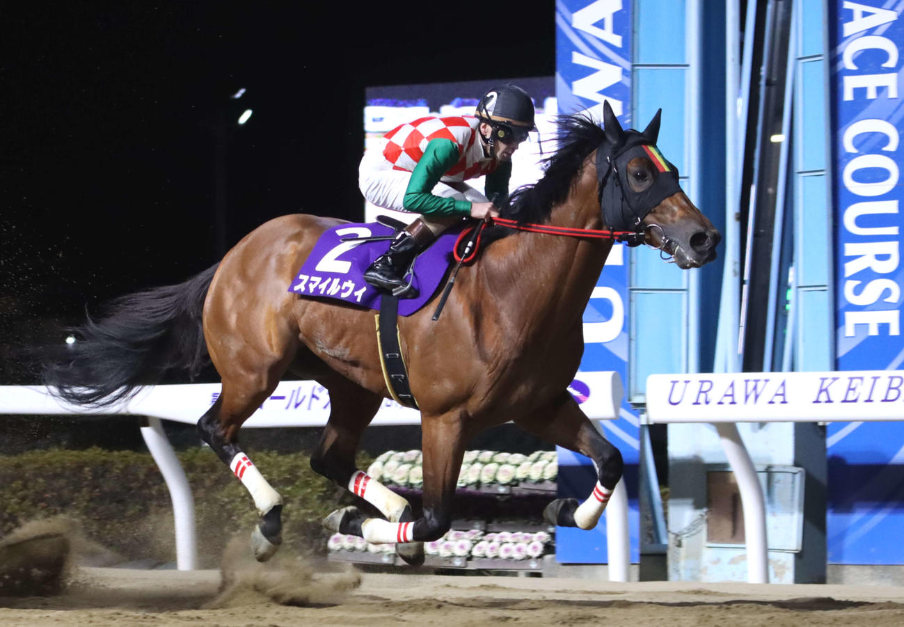 3番手から4コーナーで先頭に立ちゴールドCを制したスマイルウィと矢野貴之騎手
