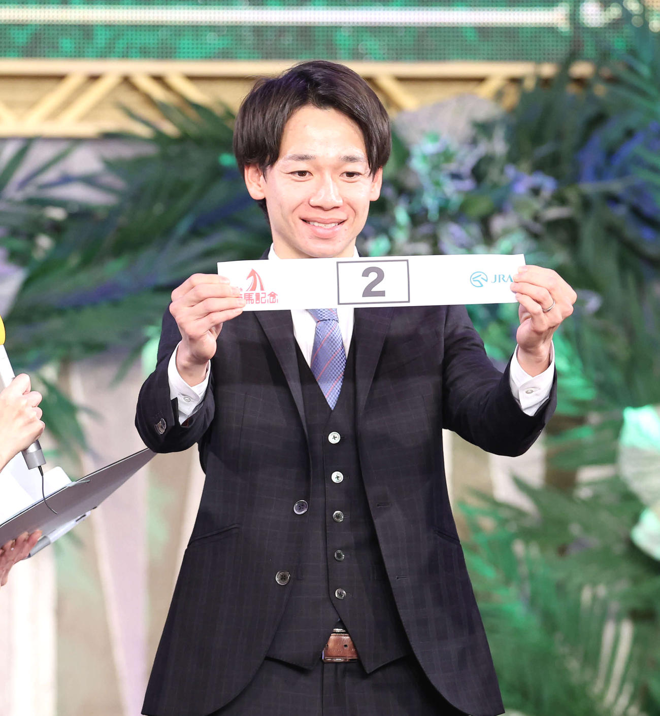 1枠2番を引いたシャフリヤールの松山騎手（撮影・鈴木正人）