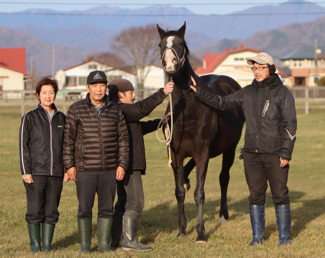 ライラックの母ヴィーヴァブーケを囲む鎌田信一代表（左から2人目）ら杵臼牧場の皆さん（撮影・奥村晶治）