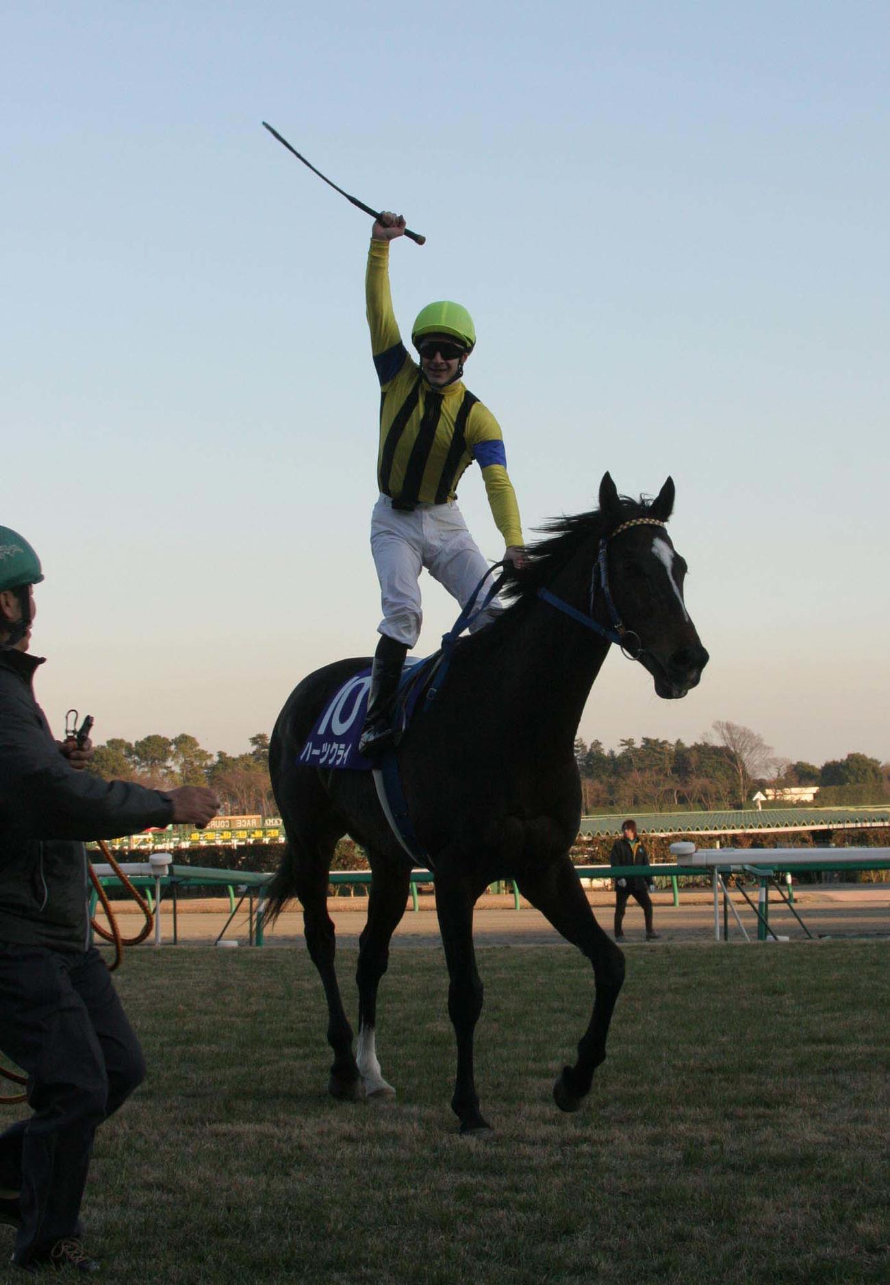 05年、有馬記念を制したハーツクライと大喜びのC・ルメール騎手