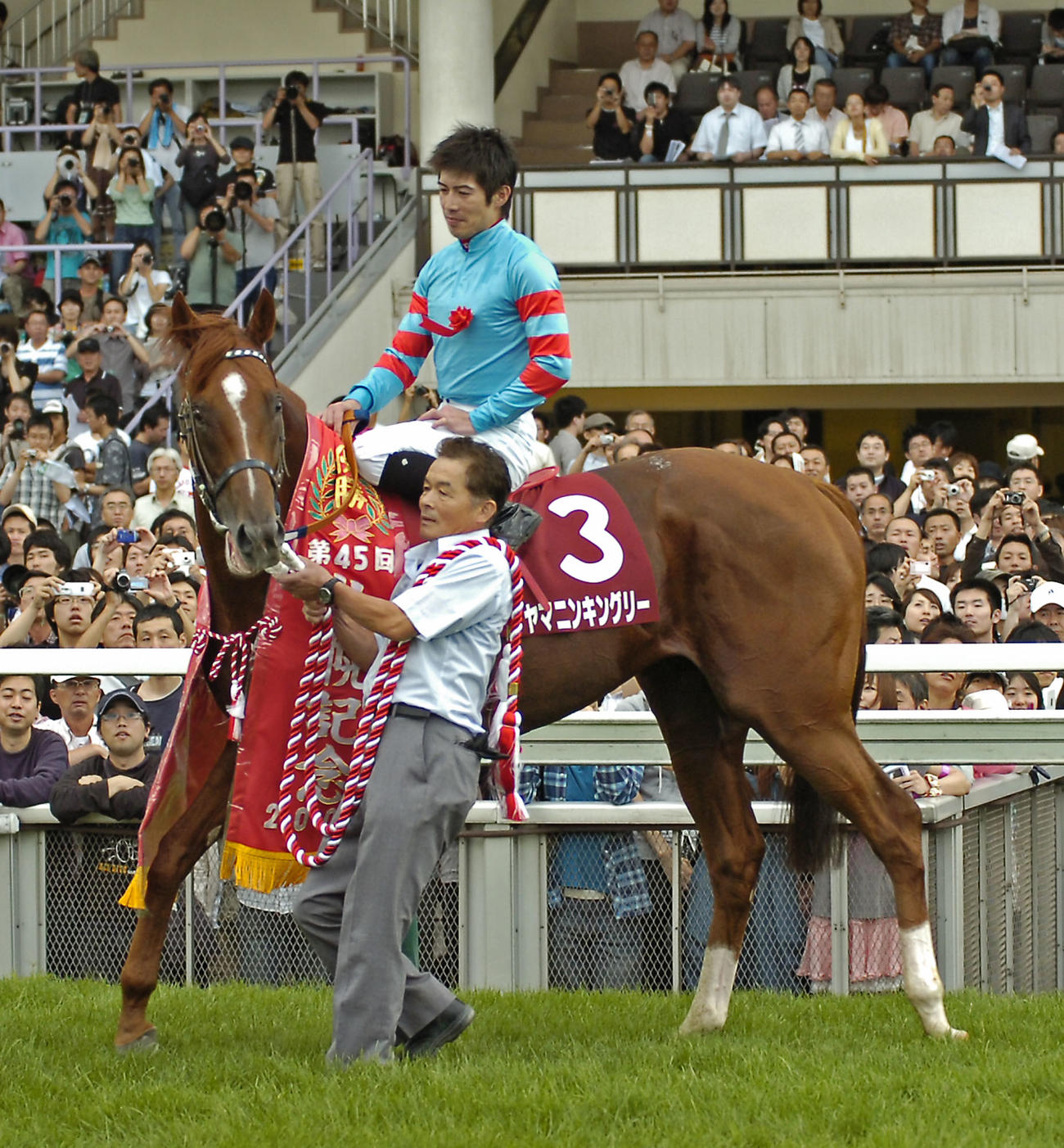 札幌記念1着のヤマニンキングリーと柴山雄一騎手（2009年8月23日撮影）