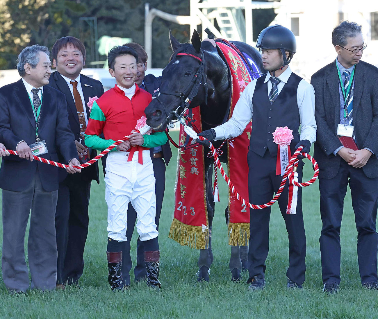 中山10R、中山大障害の口取りで石神騎手に甘えるそぶりのマイネルグロン（撮影・丹羽敏通）
