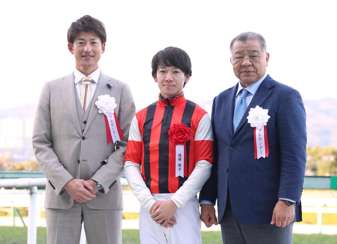 阪神11R、記念写真に納まる左からプレゼンターの能見氏、松山騎手、掛布氏（撮影・白石智彦）