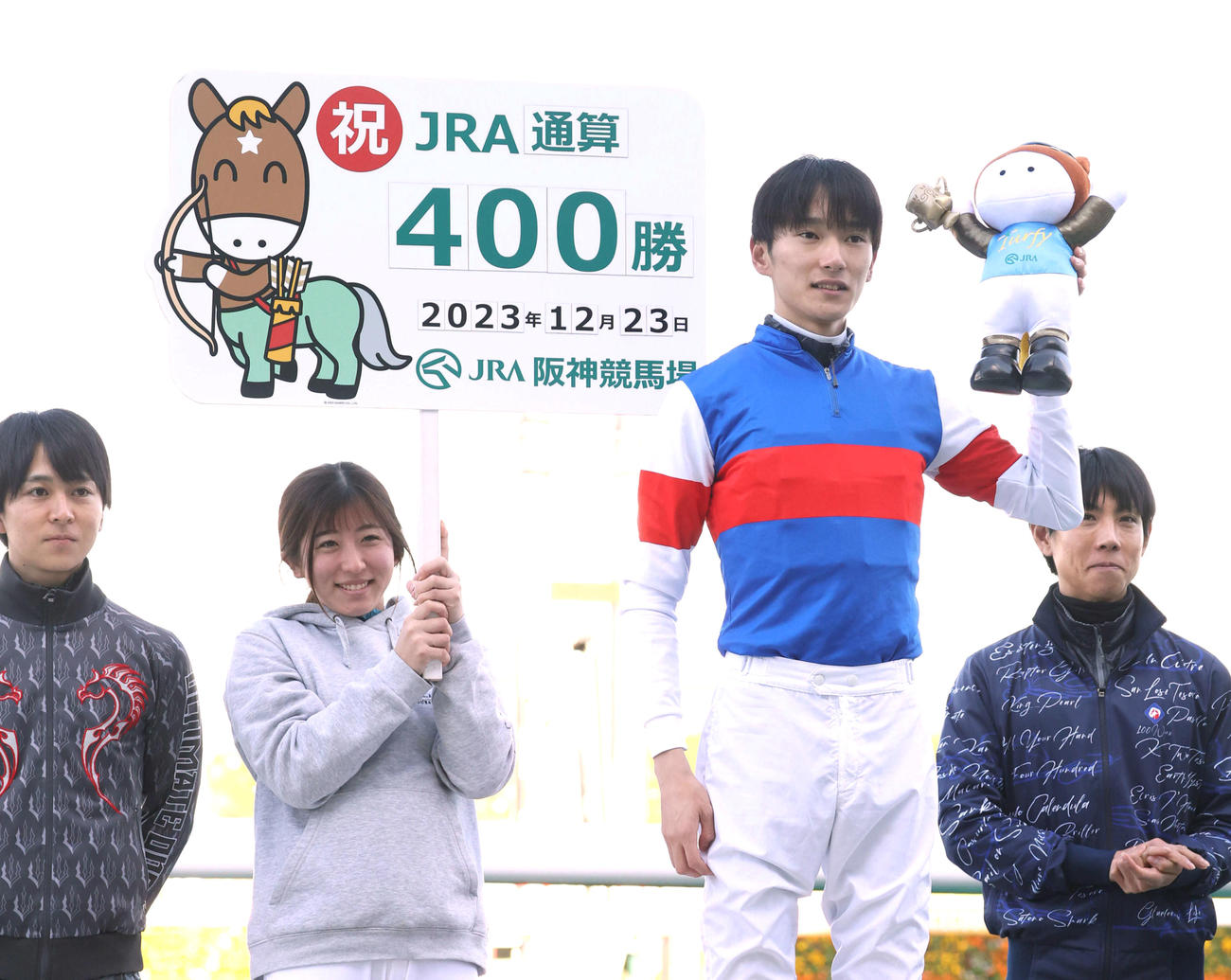 阪神7Rを勝利しJRA通算400勝を達成した坂井騎手（撮影・白石智彦）