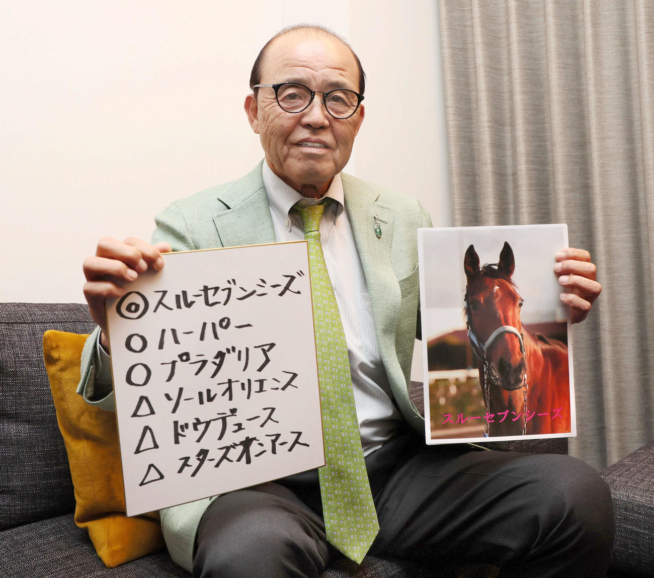 有馬記念の本命をスルーセブンシーズと予想した岡田監督（撮影・加藤哉）