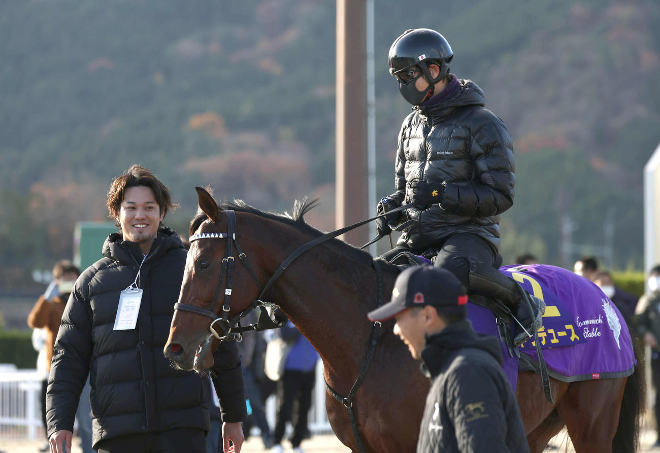 13日、追い切りを終えたドウデュースを見つめる藤浪（撮影・白石智彦）