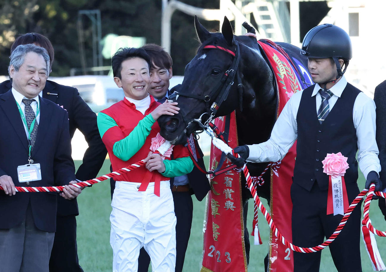 中山大障害の口取りでマイネルグロンをねぎらう石神騎手（撮影・丹羽敏通）