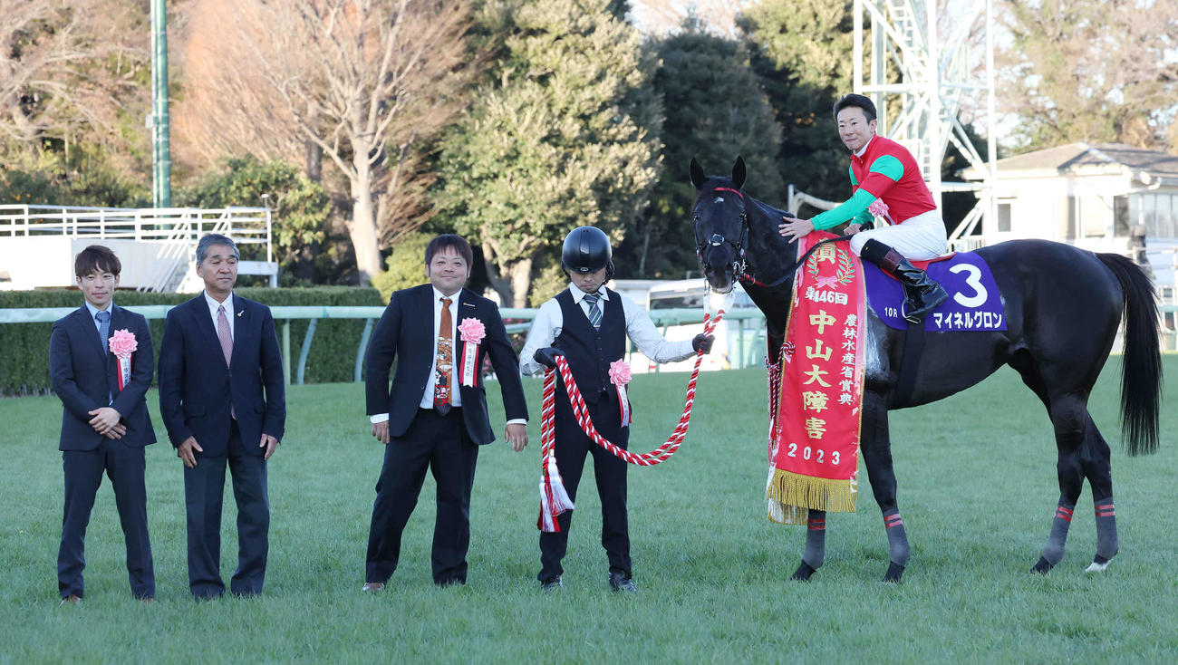 中山大障害の口取りでマイネルグロンに騎乗する石神騎手（撮影・丹羽敏通）