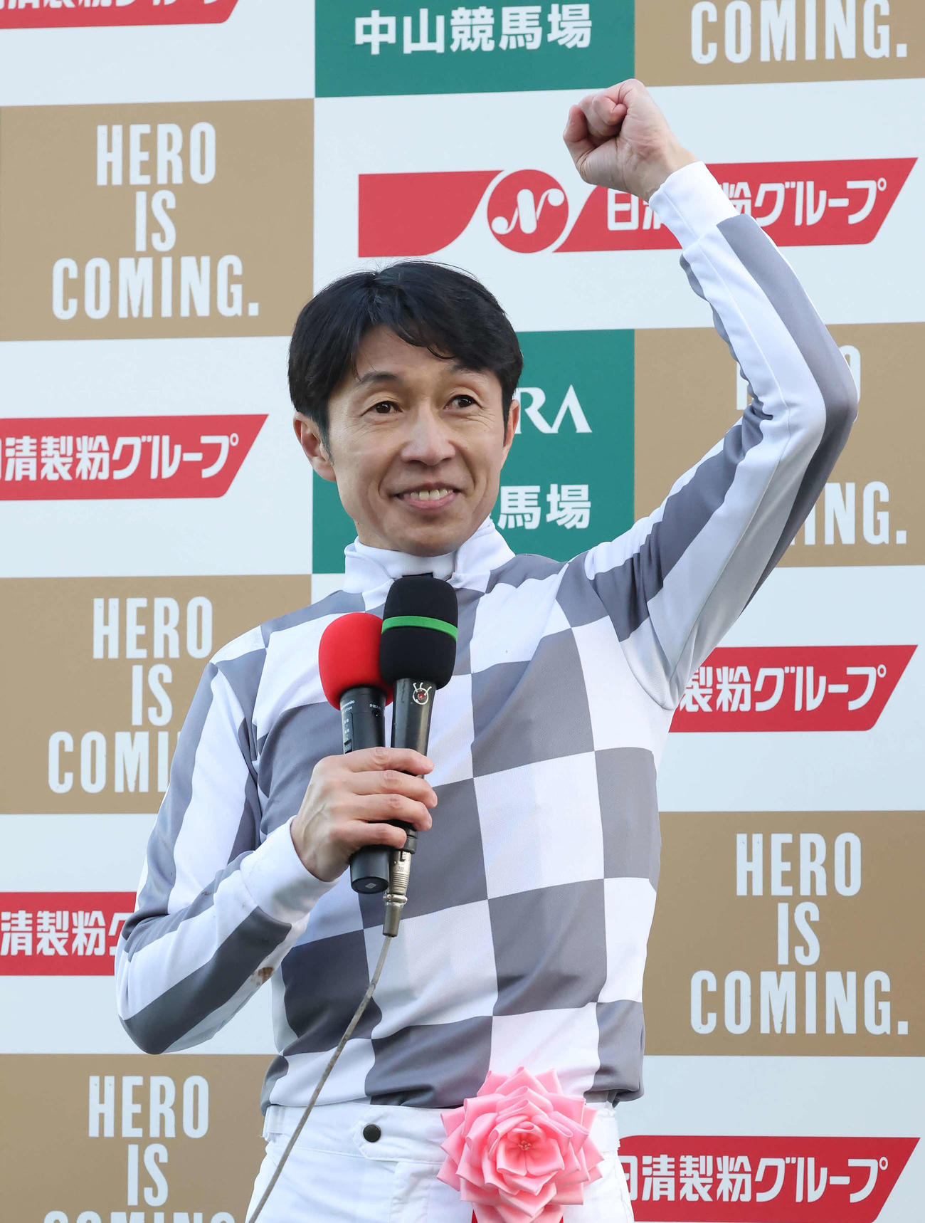 ファンのユタカコールにガッツポーズで応える武豊騎手（撮影・丹羽敏通）