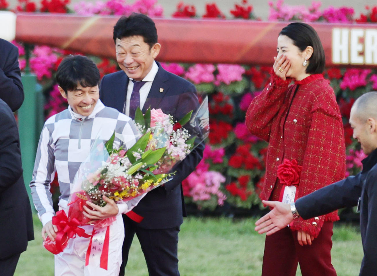 有馬記念をドウデュースで制した武豊（左）は表彰式でプレゼンターの長澤まさみ（右）と笑顔（撮影・野上伸悟）