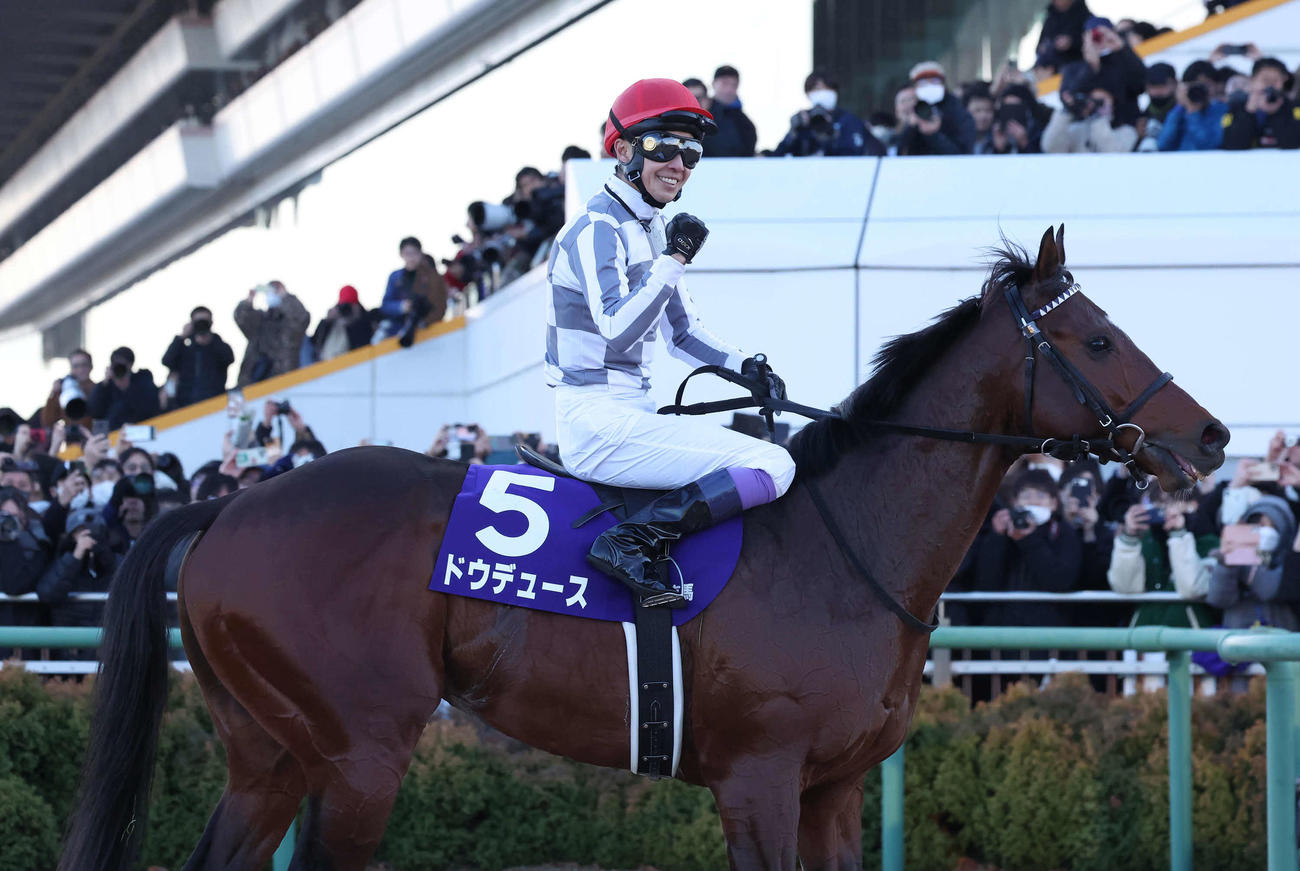 ドウデュースで有馬記念を制してガッツポーズを決める武豊騎手（撮影・丹羽敏通）