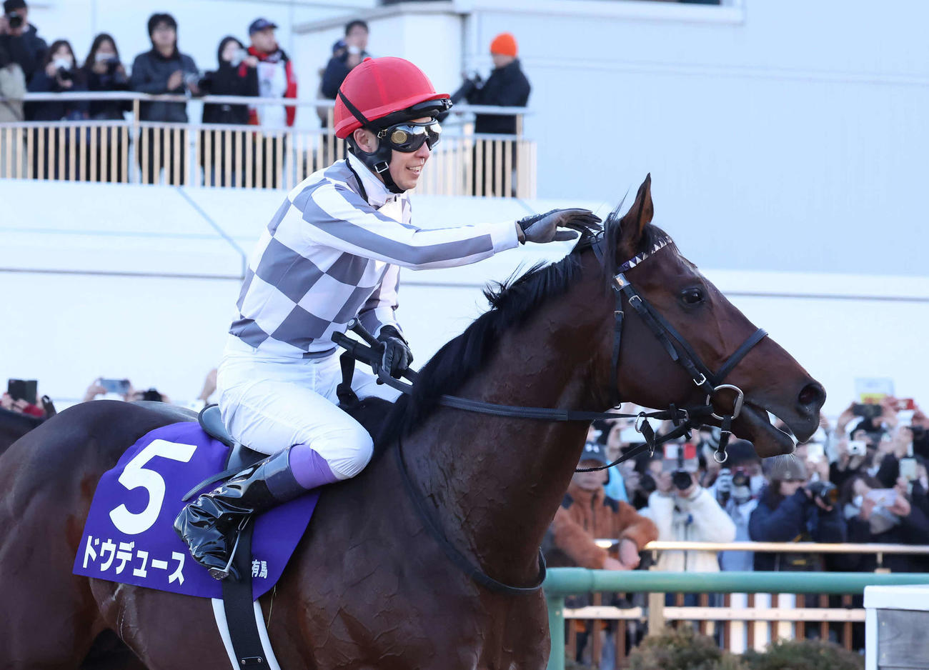 有馬記念を制したドウデュースをねぎらう武豊騎手（撮影・丹羽敏通）