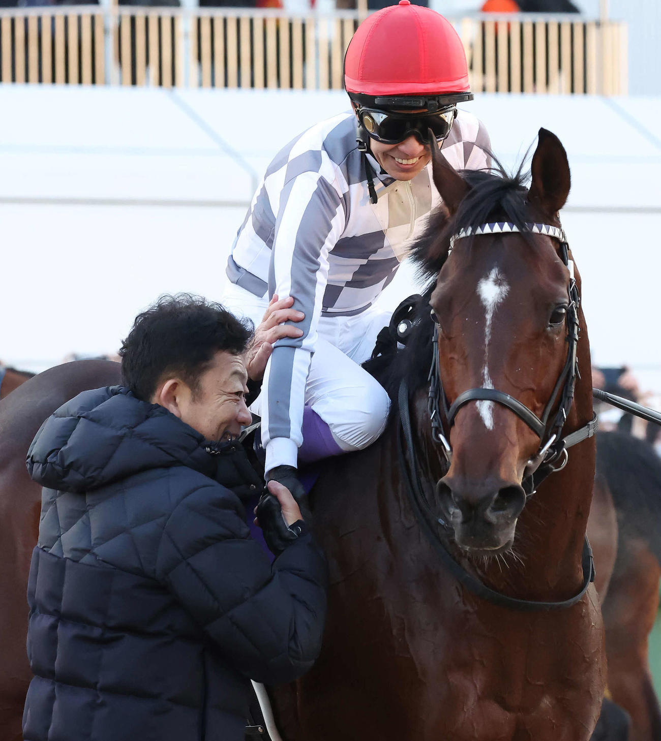 ドウデュースで有馬記念を制し、友道師と握手する武豊騎手（撮影・丹羽敏通）