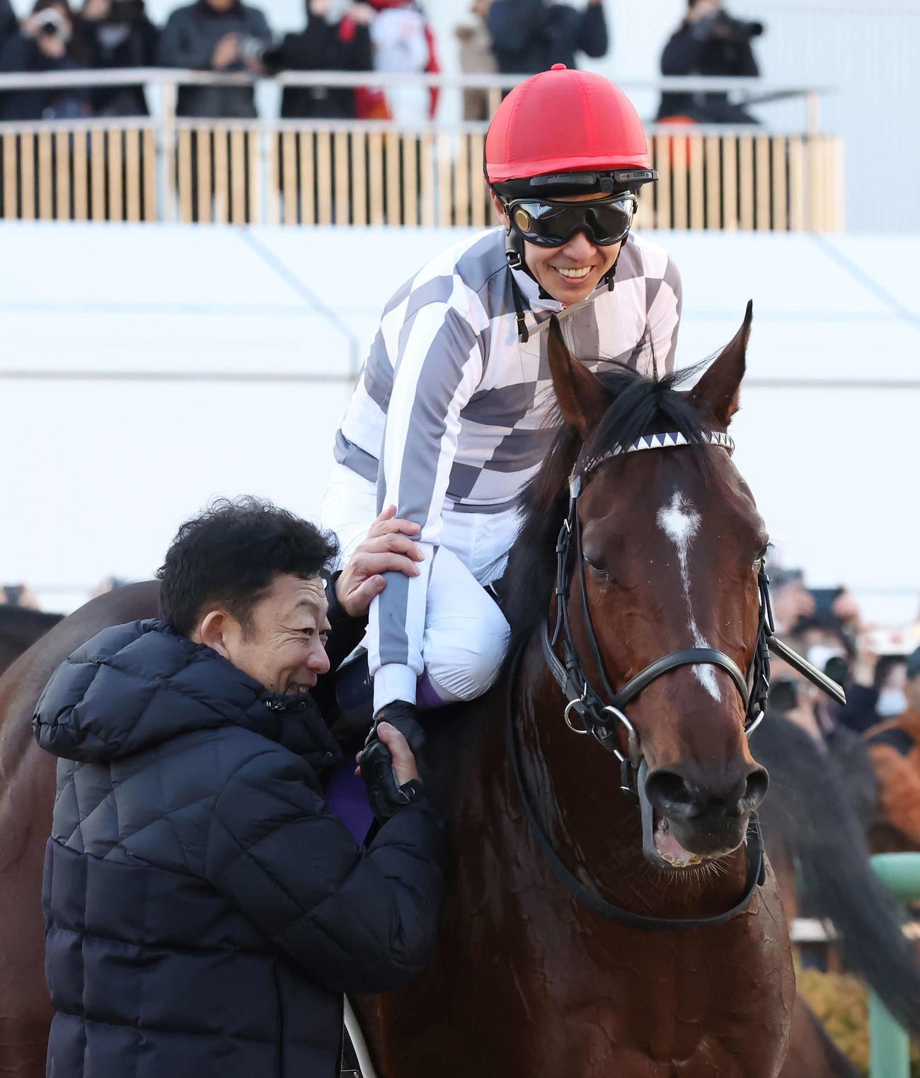 中山11R、ドウデュースで有馬記念を制し、友道師と握手する武豊騎手（撮影・丹羽敏通）