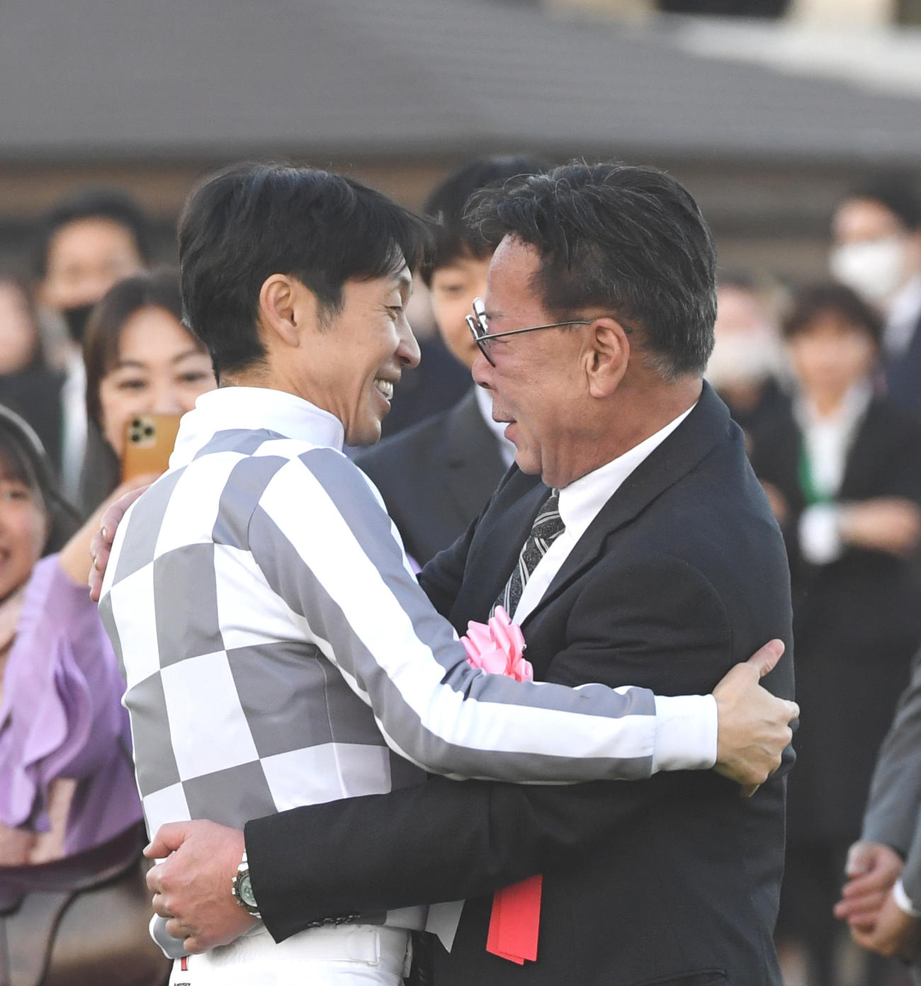 有馬記念を制したドウデュースの松島正昭オーナー（右）は武豊騎手と抱き合う（撮影・柴田隆二）
