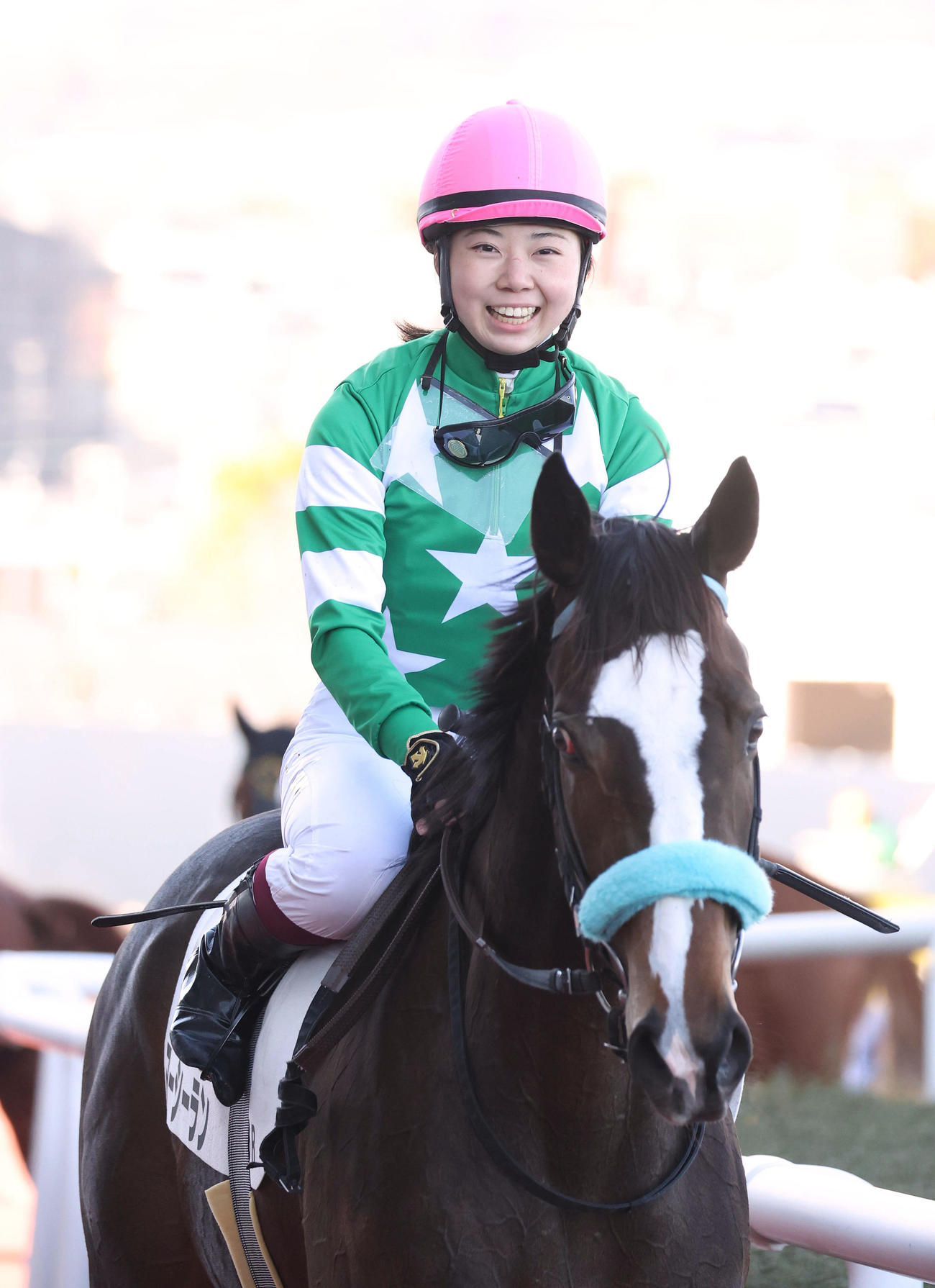阪神6R、マーシーランで新馬戦を制し笑顔で引き揚げる河原田騎手（撮影・白石智彦）