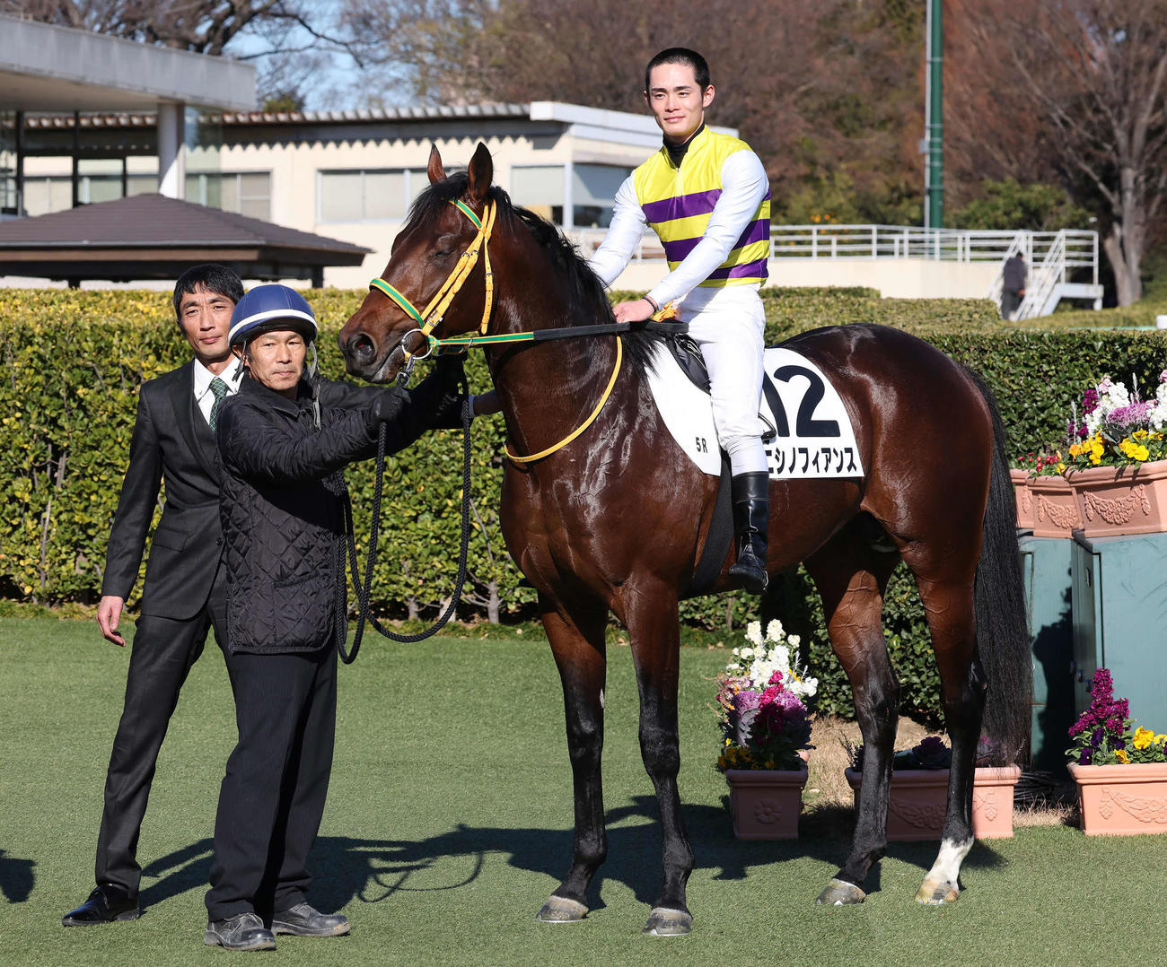 中山5R、2歳新馬戦を制したニシノフィアンスの口取りで騎乗する永野騎手（撮影・丹羽敏通）