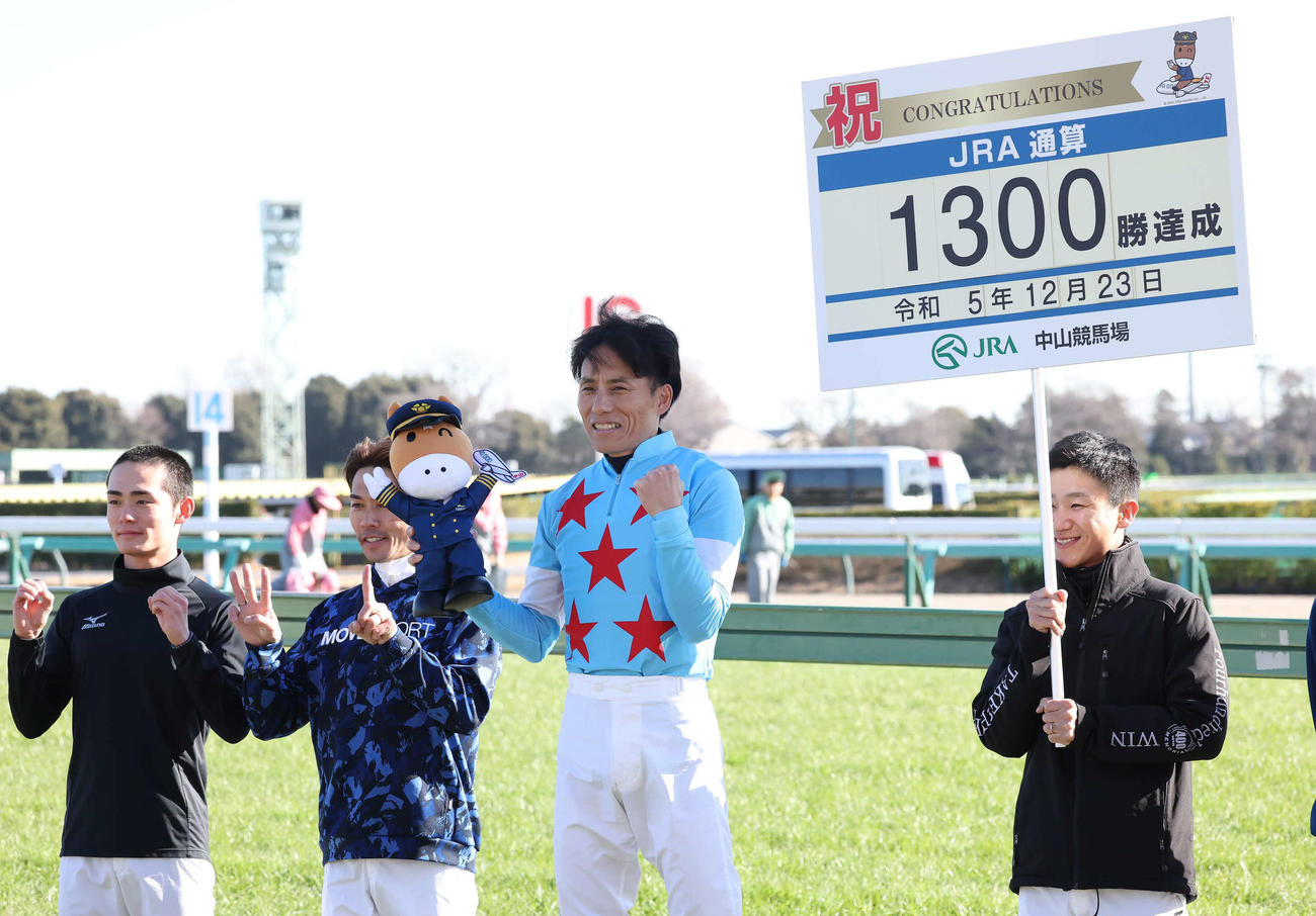 中山1Rをシントーハナノボスで制してJRA通算1300勝を達成した吉田豊騎手（撮影・丹羽敏通）