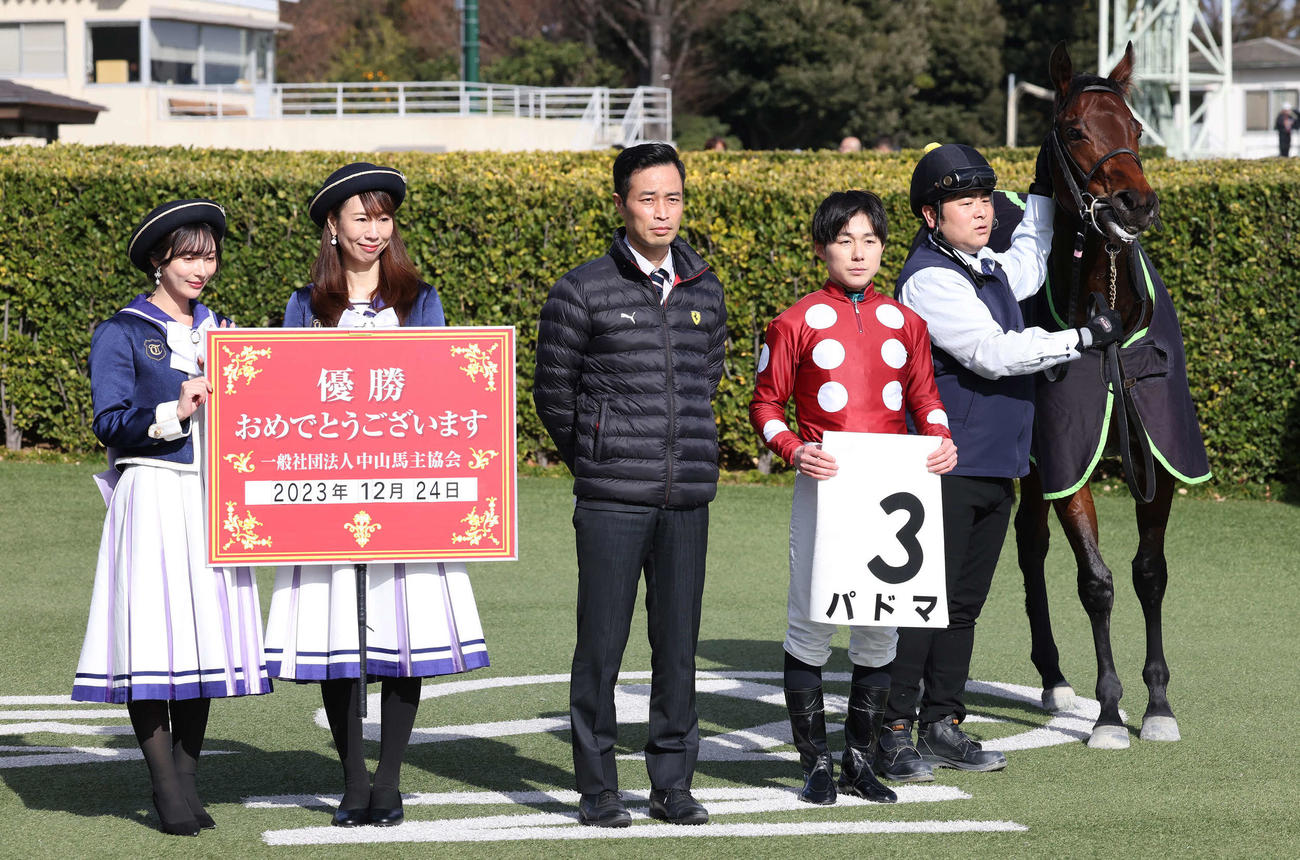 中山5R、2歳新馬戦を制したパドマの口取りをする杉山晴師と加藤騎手（撮影・丹羽敏通）