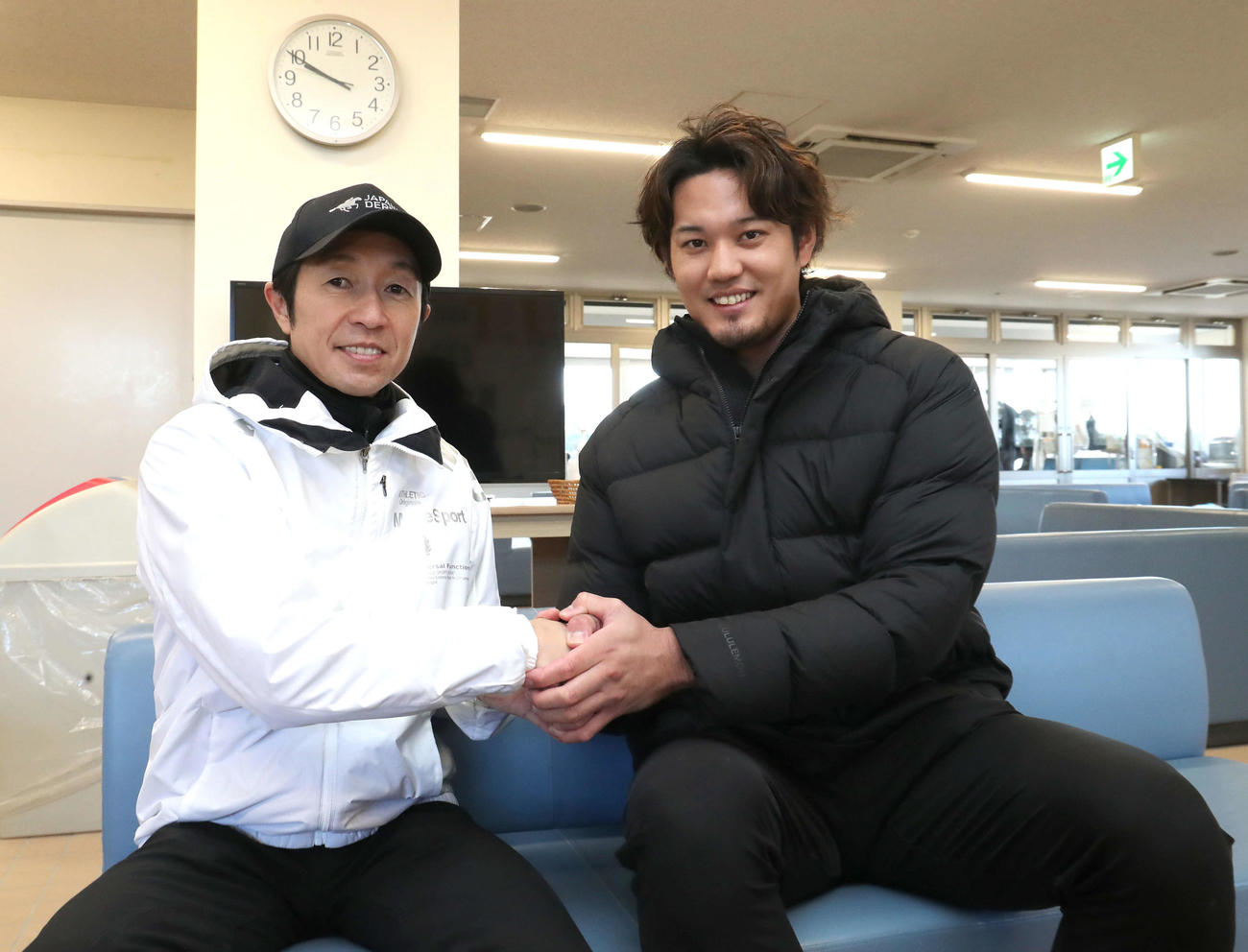 栗東トレセンを訪れた藤浪（右）は武豊騎手と握手を交わす（撮影・白石智彦）