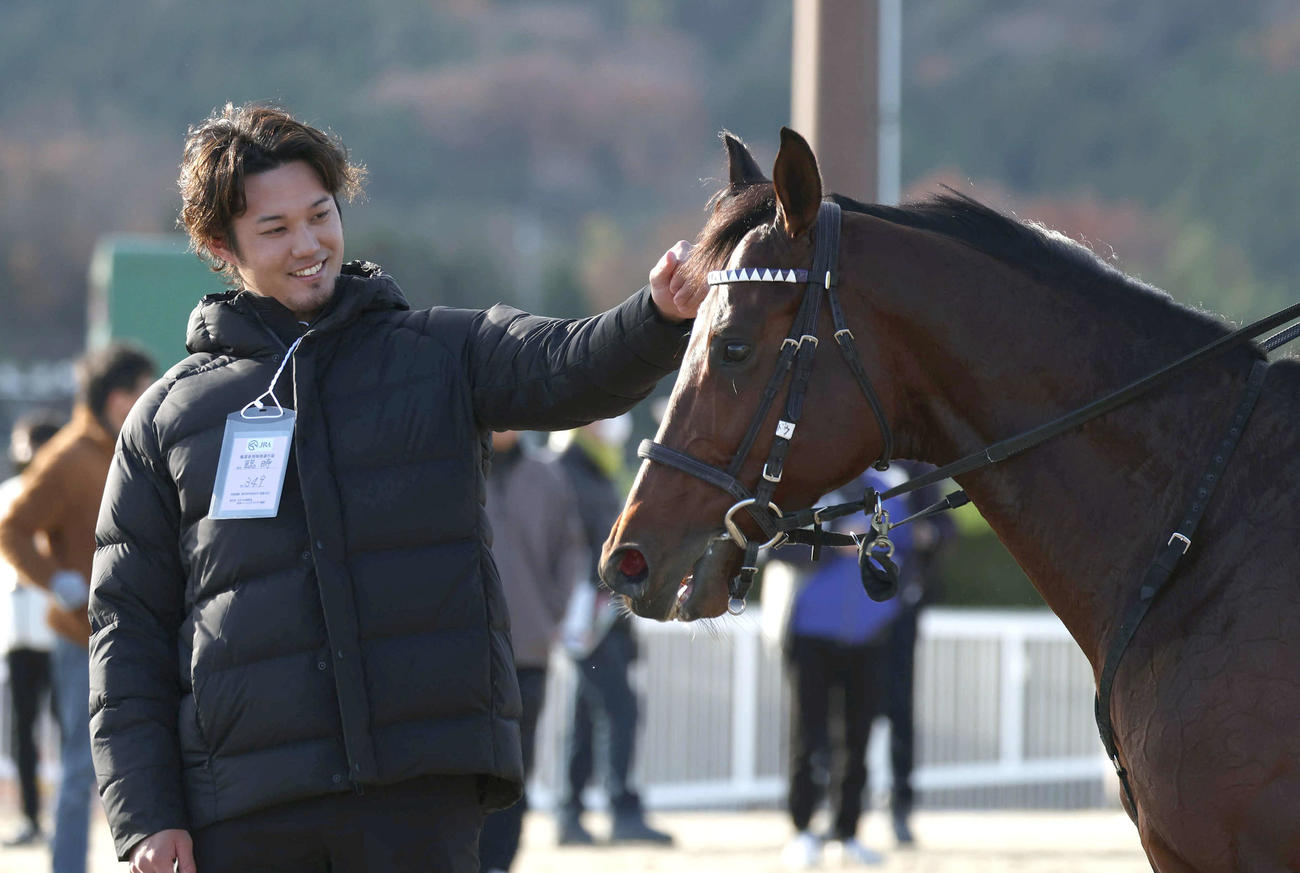 13日、追い切りを終えたドウデュースをねぎらう藤浪（撮影・白石智彦）