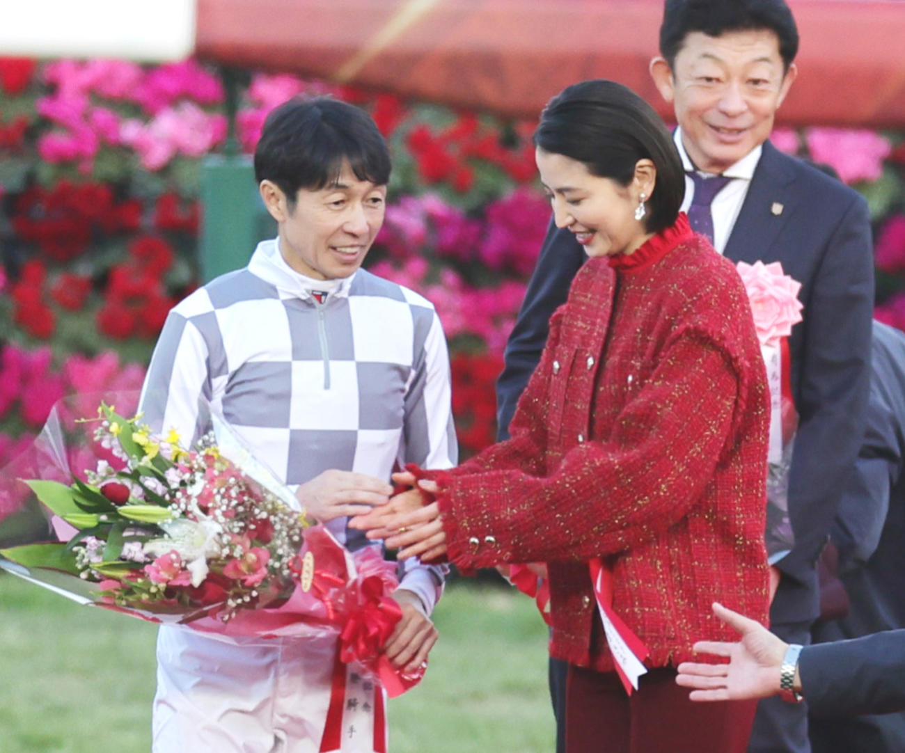 有馬記念をドウデュースで制した武豊（左）は表彰式でプレゼンターの長澤まさみ（右）と笑顔（撮影・野上伸悟）