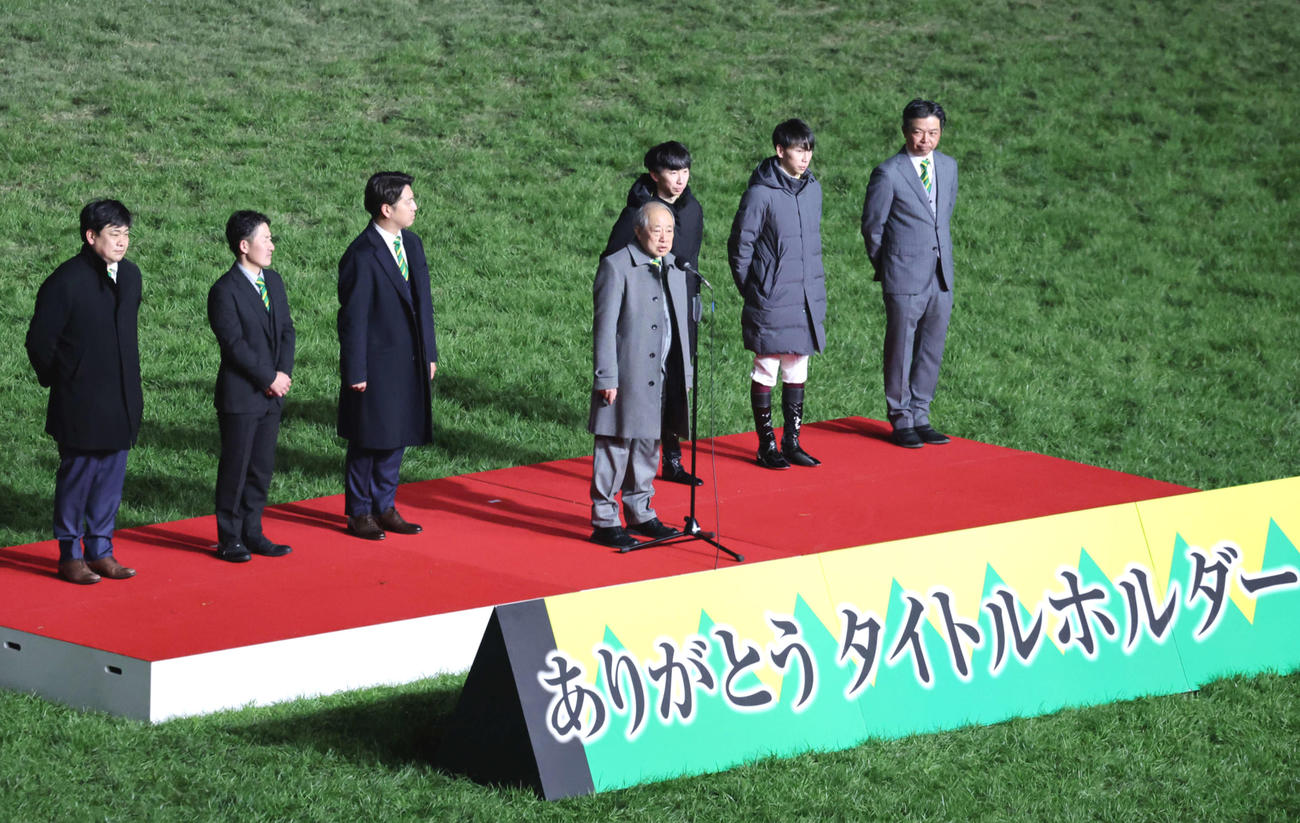 引退式でファンにあいさつする山田弘オーナー（撮影・鈴木正人）