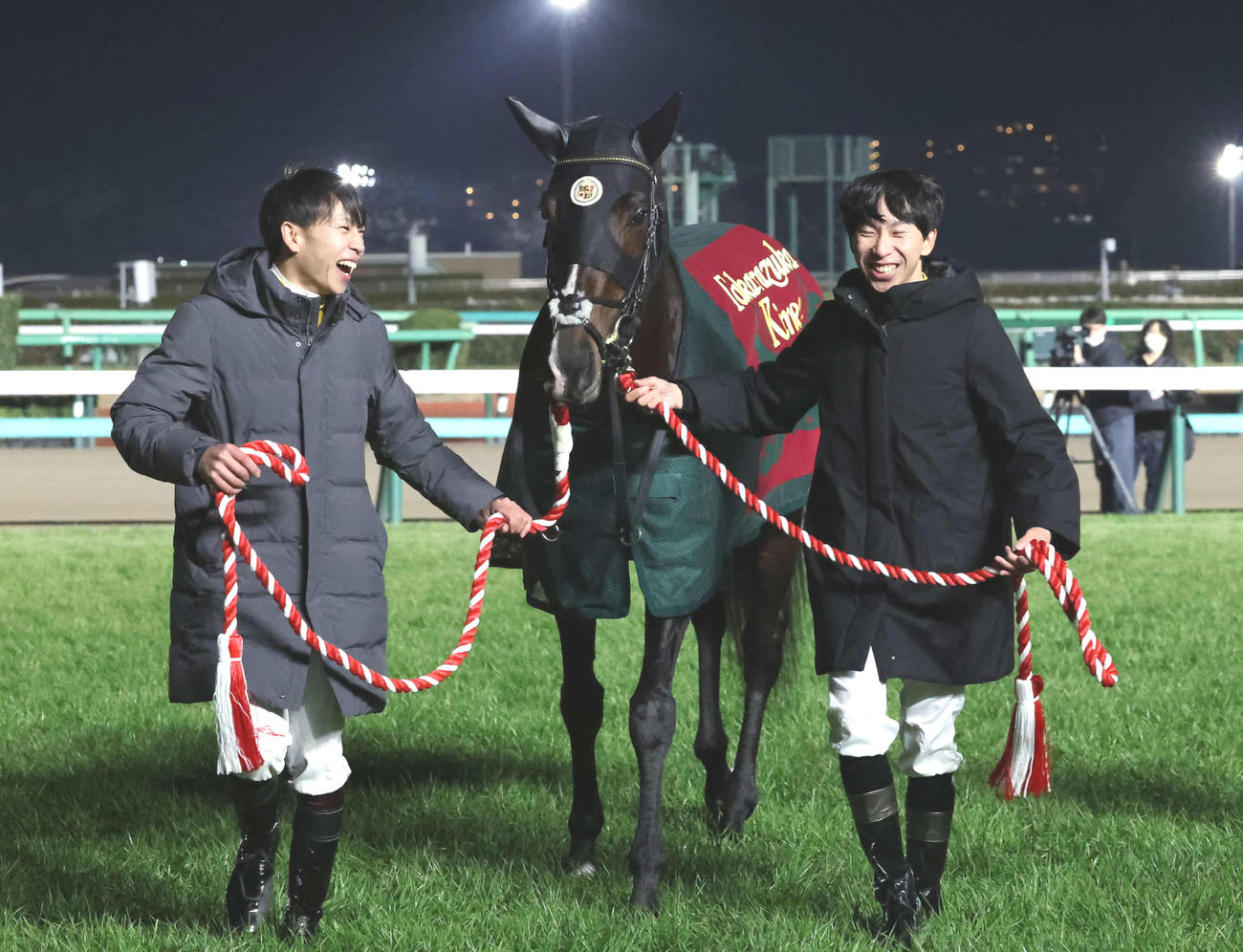 引退式でタイトルホルダーを引いて回る横山武騎手（左）と横山和騎手の兄弟（撮影・丹羽敏通）