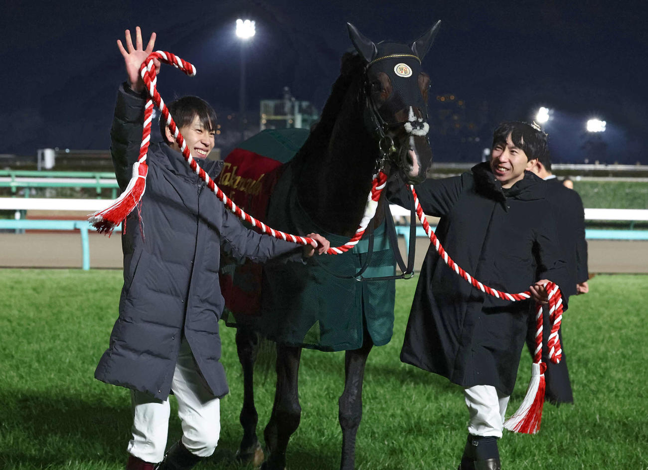 引退式でタイトルホルダーを引いて回る横山武騎手（左）と横山和騎手の兄弟（撮影・丹羽敏通）