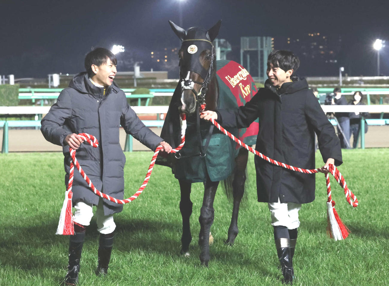 引退式でタイトルホルダーを引いて回る横山武騎手（左）と横山和騎手の兄弟（撮影・丹羽敏通）