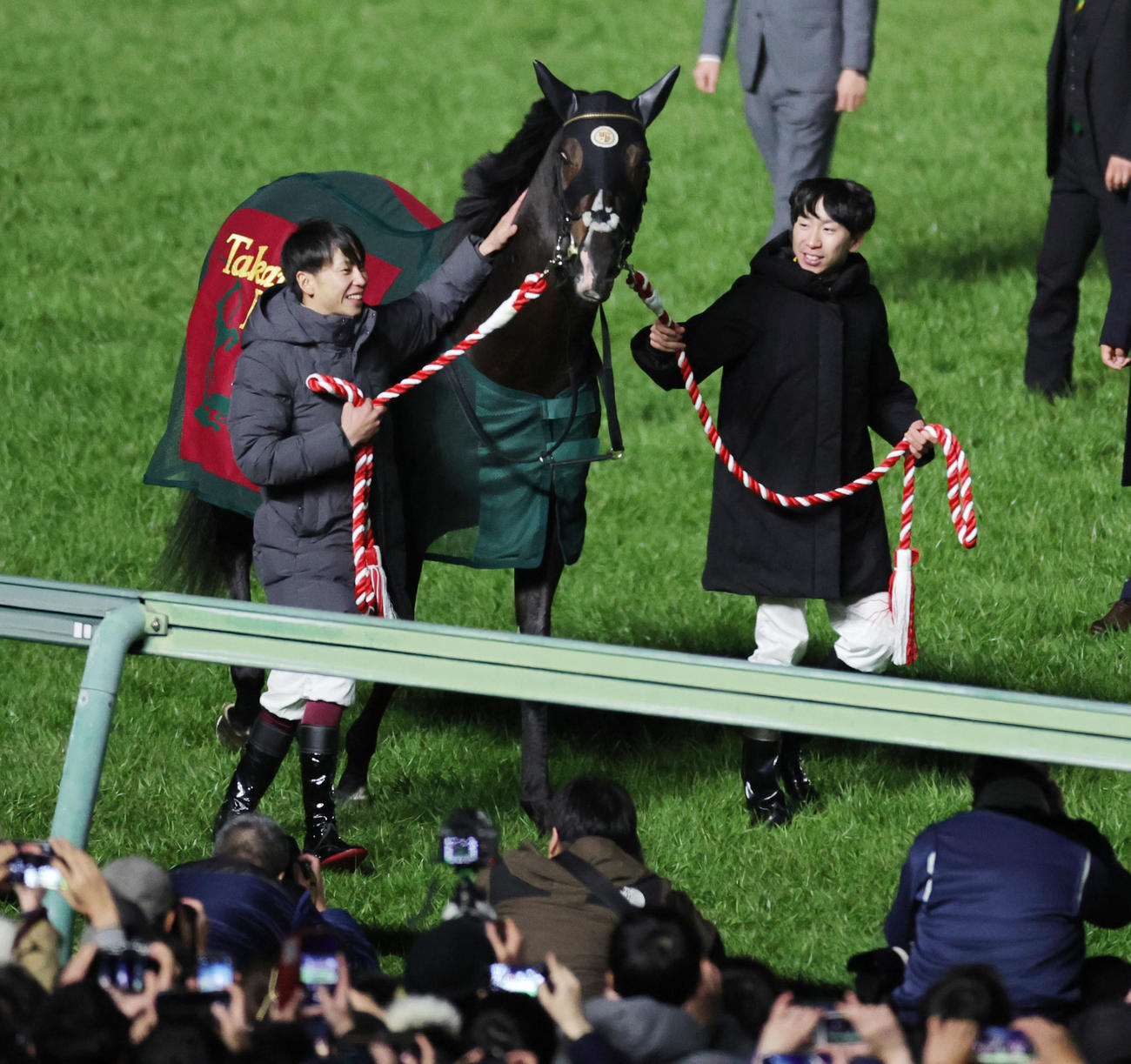 引退式で横山武史騎手（左）、横山和生騎手に引かれるタイトルホルダー（撮影・野上伸悟）
