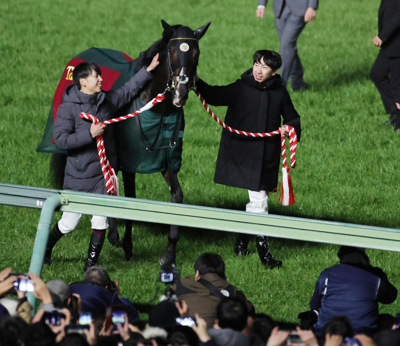 引退式で横山武史騎手（左）、横山和生騎手に引かれるタイトルホルダー（撮影・野上伸悟）