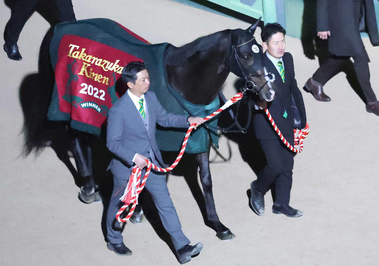 引退式に臨むタイトルホルダー（撮影・鈴木正人）
