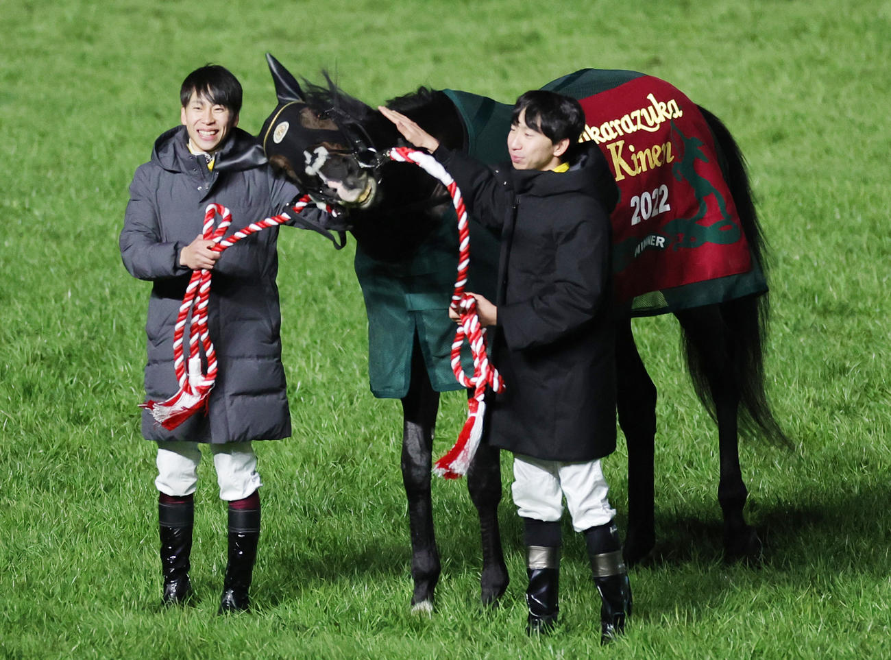 引退式で横山武史騎手（左）、横山和生騎手に引かれるタイトルホルダー（撮影・野上伸悟）