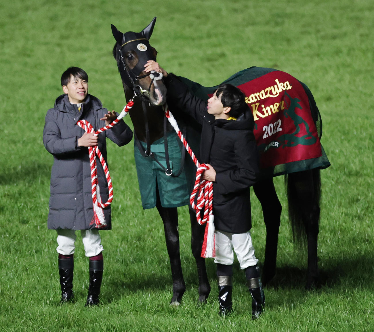 引退式で横山武史騎手（左）、横山和生騎手に引かれるタイトルホルダー（撮影・野上伸悟）