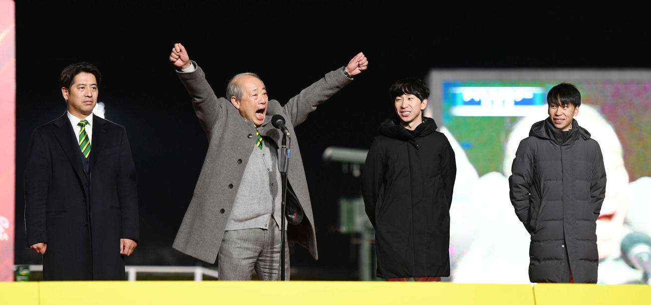 タイトルホルダー引退式で「忘れないで」と叫ぶ山田弘オーナー（左から2人目）（撮影・柴田隆二）