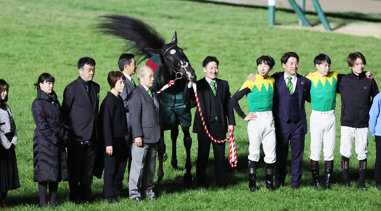 引退式の記念撮影で尻尾を振り上げるタイトルホルダー（撮影・野上伸悟）