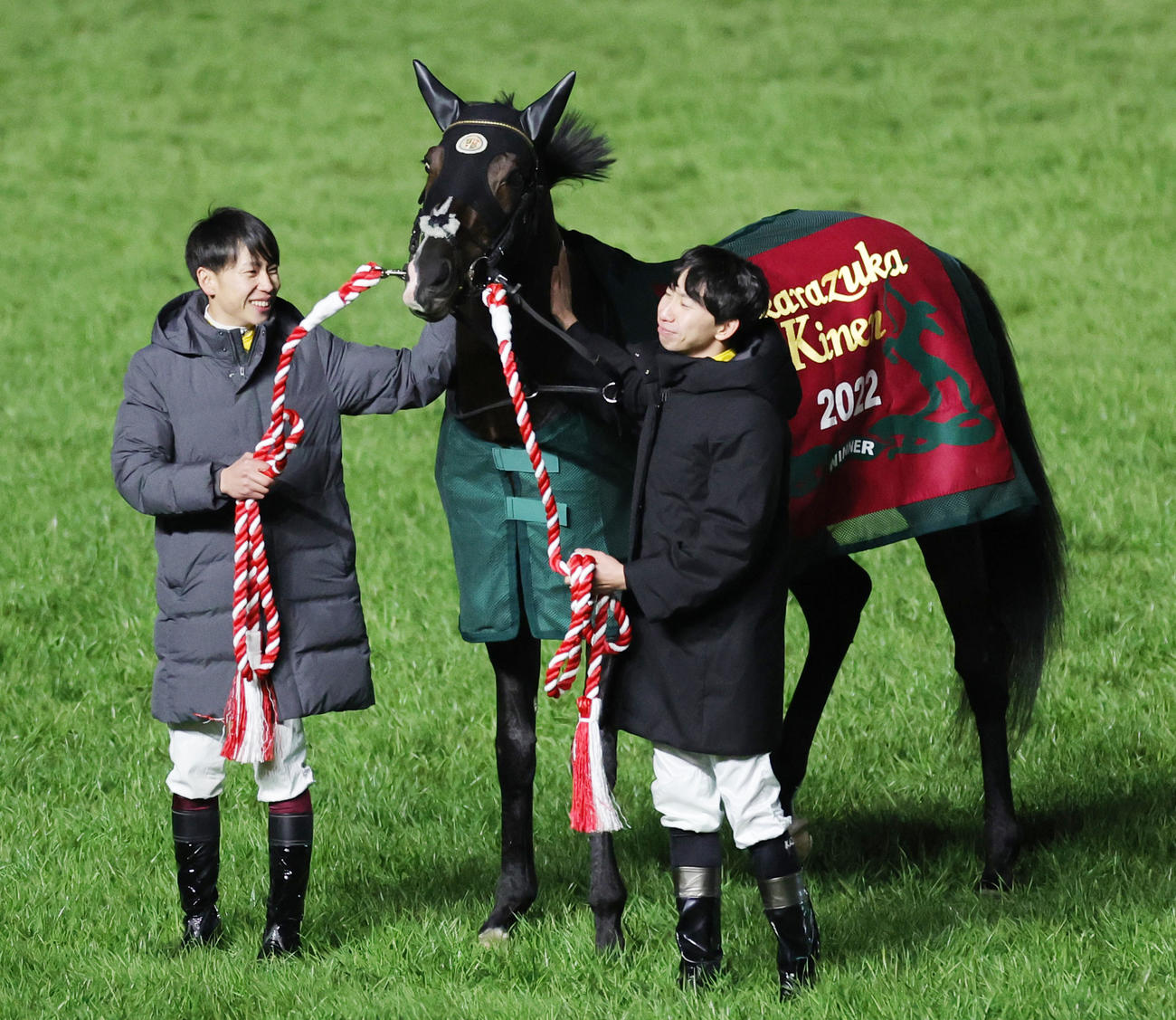 引退式で横山武史騎手（左）、横山和生騎手に引かれるタイトルホルダー（撮影・野上伸悟）
