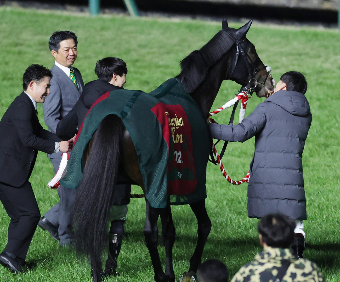 有馬記念　引退式で横山武史騎手（右）、横山和生騎手に引かれるタイトルホルダー（撮影・野上伸悟）